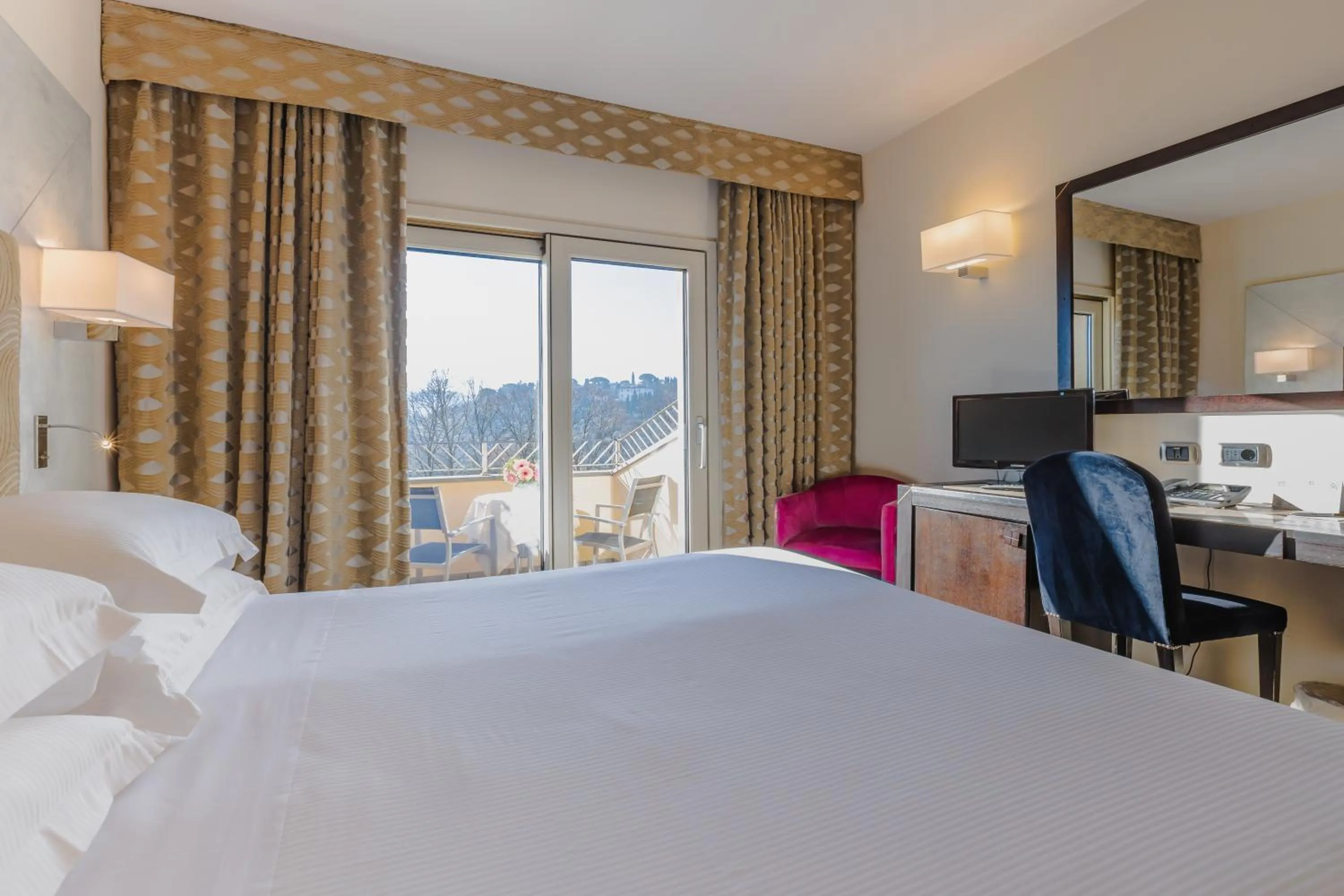 Property building, Bed in FH55 Grand Hotel Mediterraneo