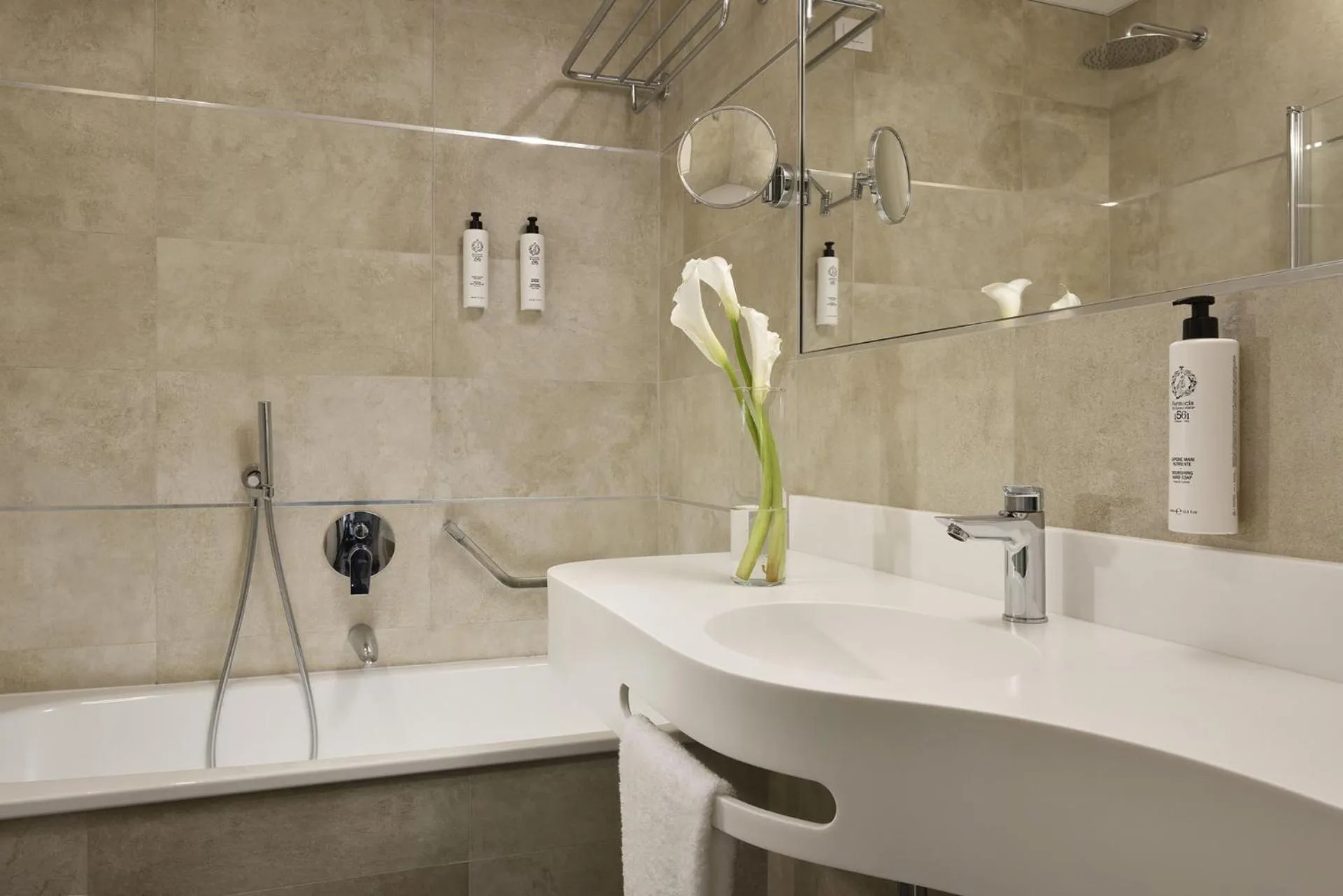 Shower in FH55 Grand Hotel Mediterraneo