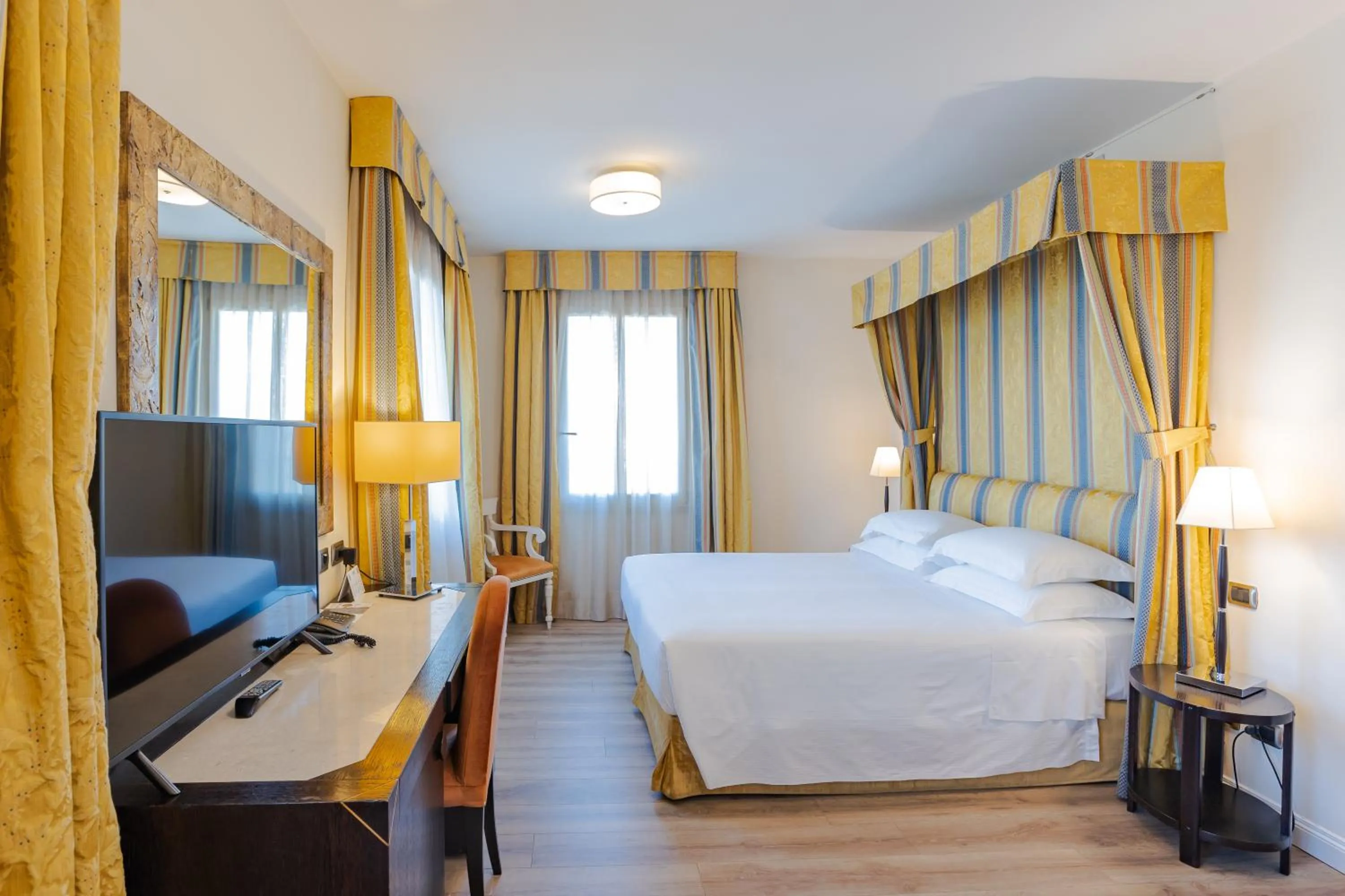 Photo of the whole room, Bed in FH55 Grand Hotel Mediterraneo