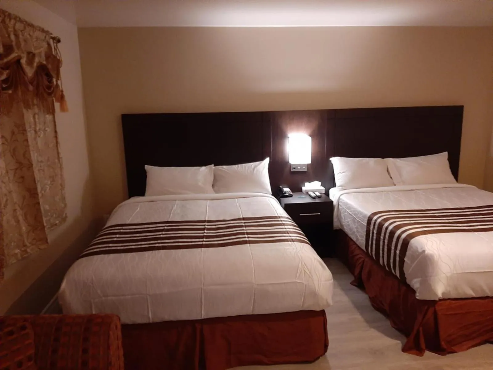 Bedroom, Bed in Silver Maple Motel