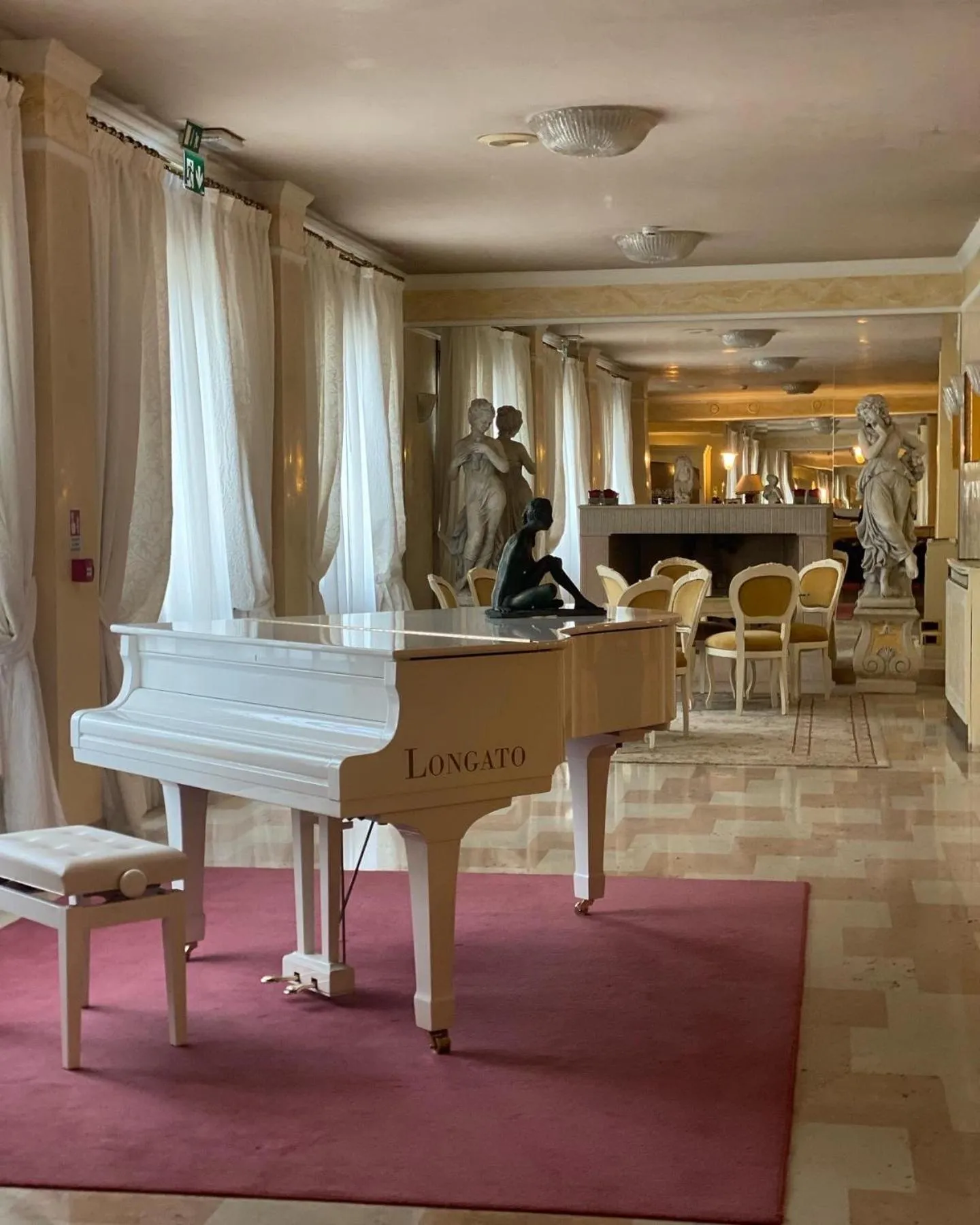 Lobby or reception in Villa Pace Park Hotel Bolognese