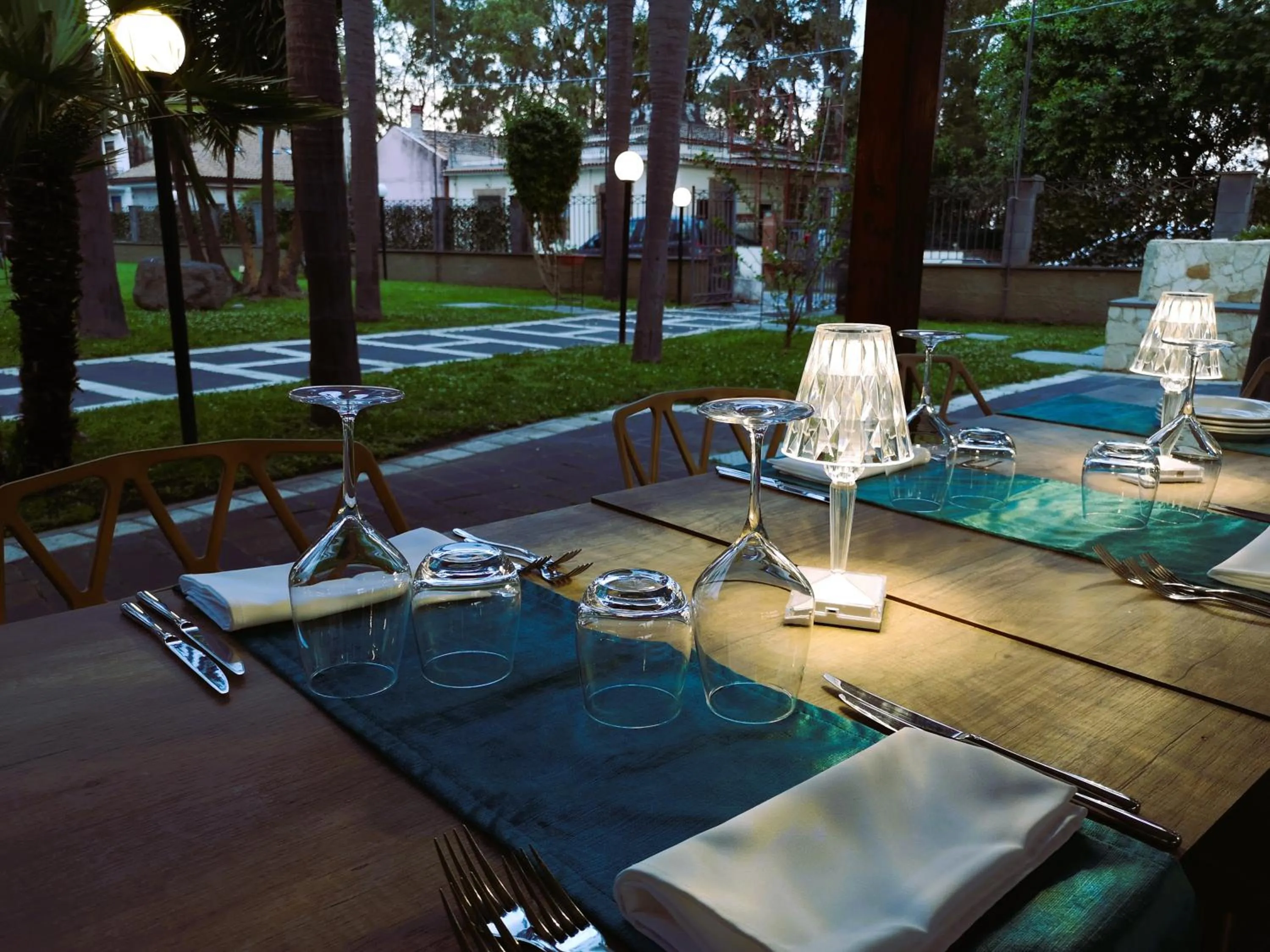 Restaurant/places to eat in Oasi Park Hotel