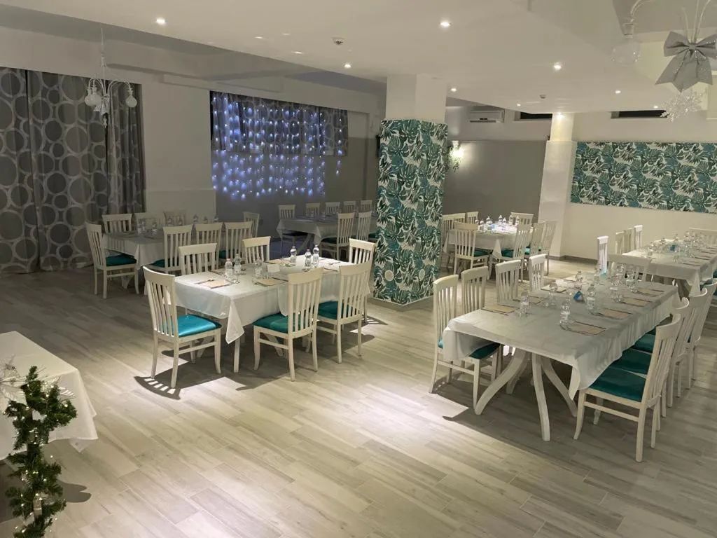 Restaurant/places to eat in Oasi Park Hotel