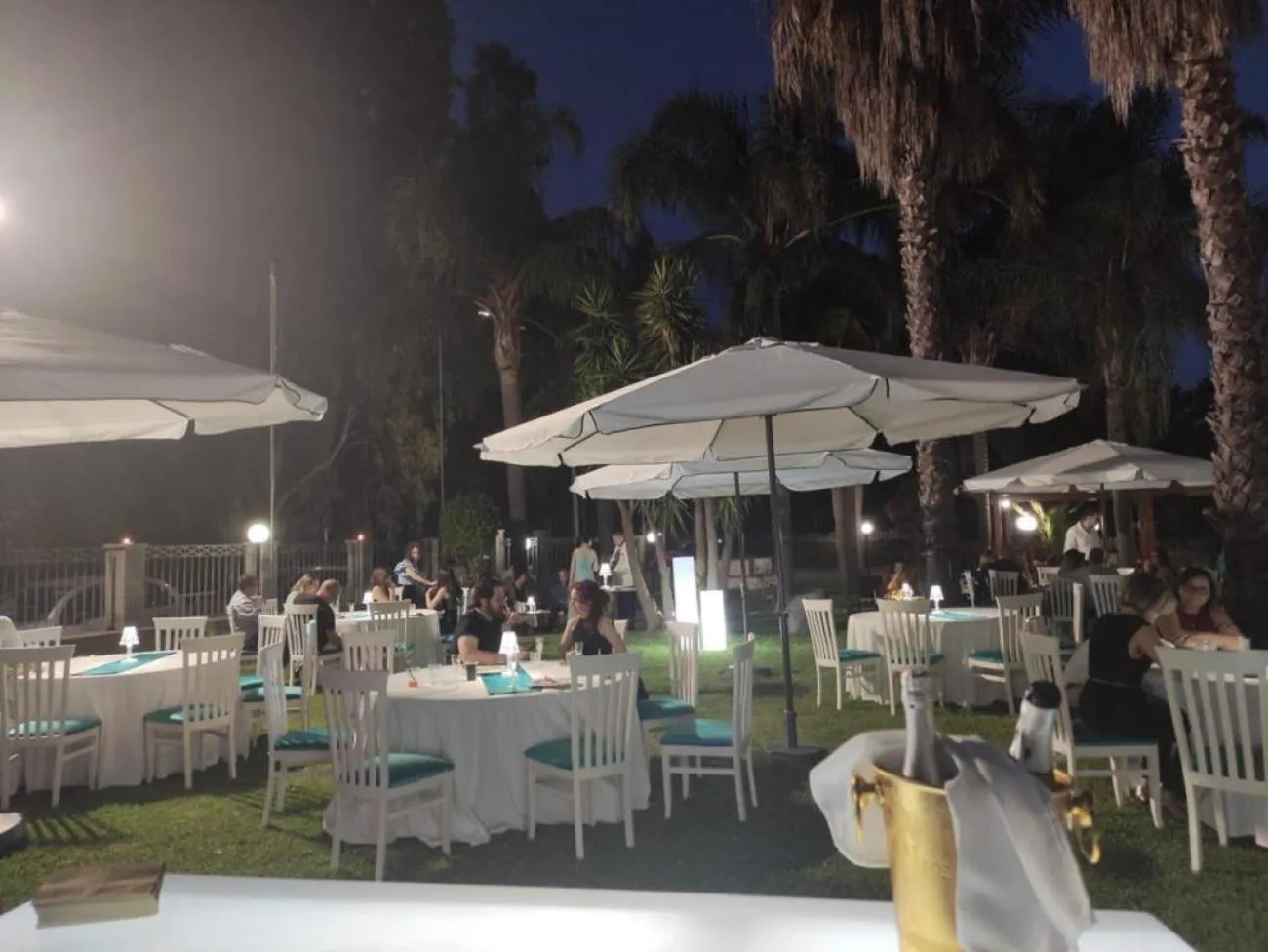 Restaurant/places to eat in Oasi Park Hotel