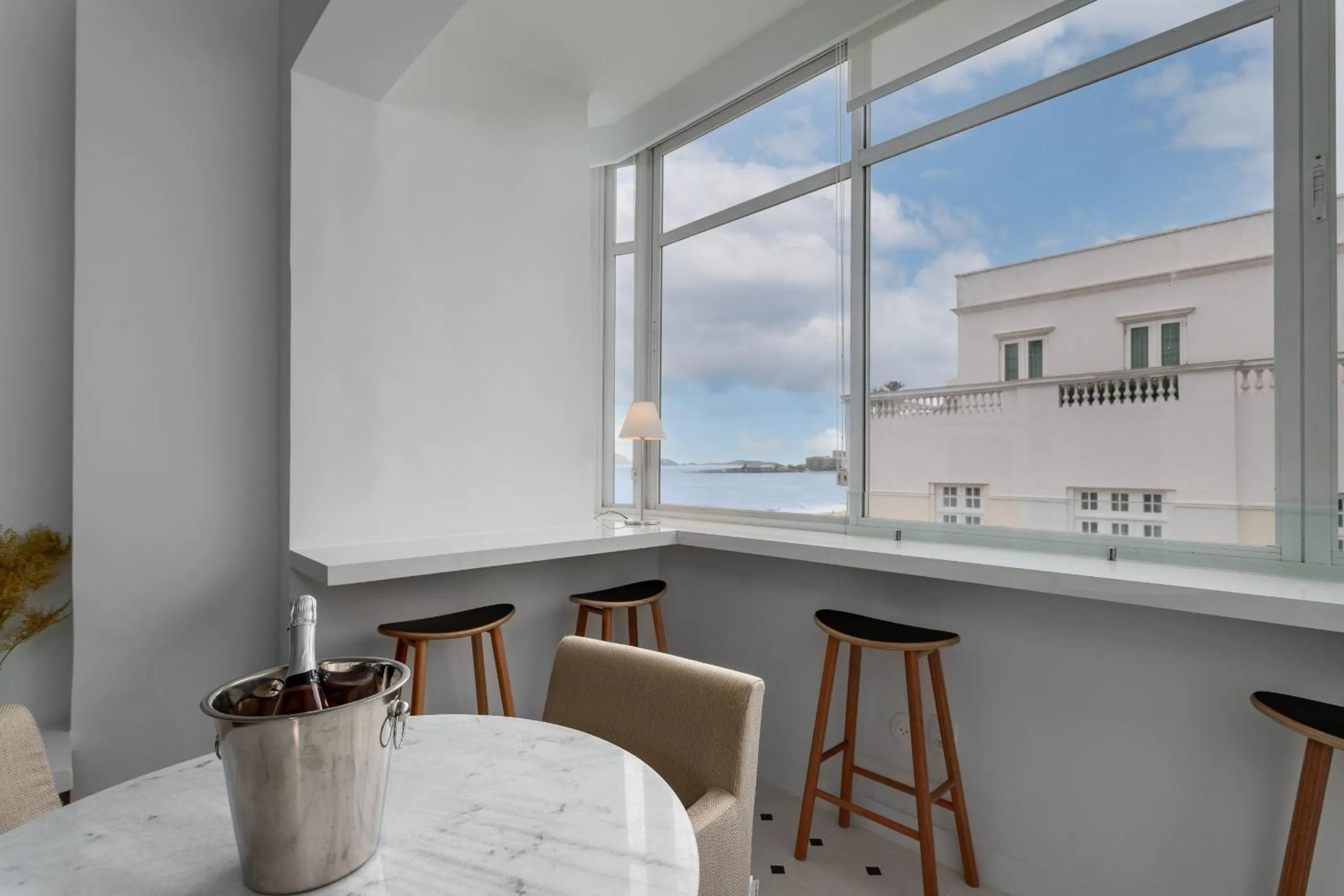 Communal lounge/ TV room in Vista para praia de Copacabana - RD1003 Z4