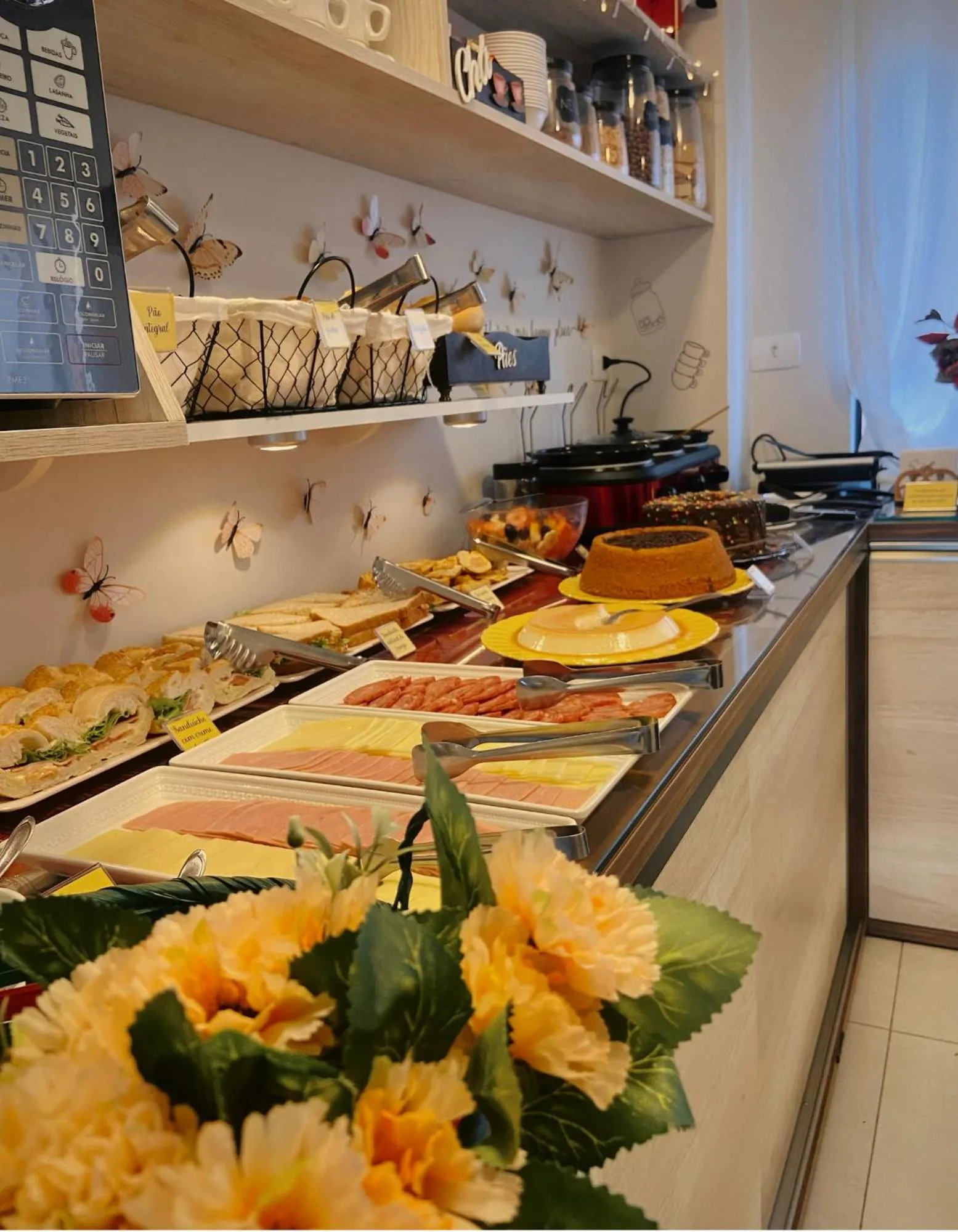 Buffet breakfast in Pousada Villa Vantino