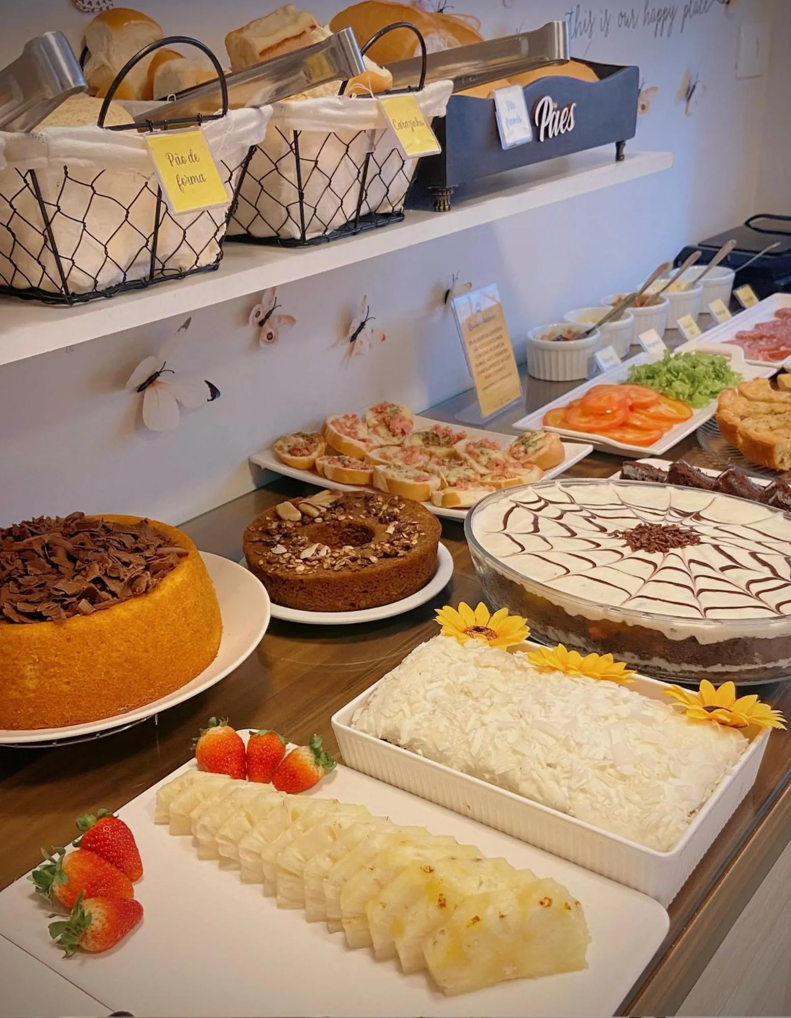 Buffet breakfast in Pousada Villa Vantino