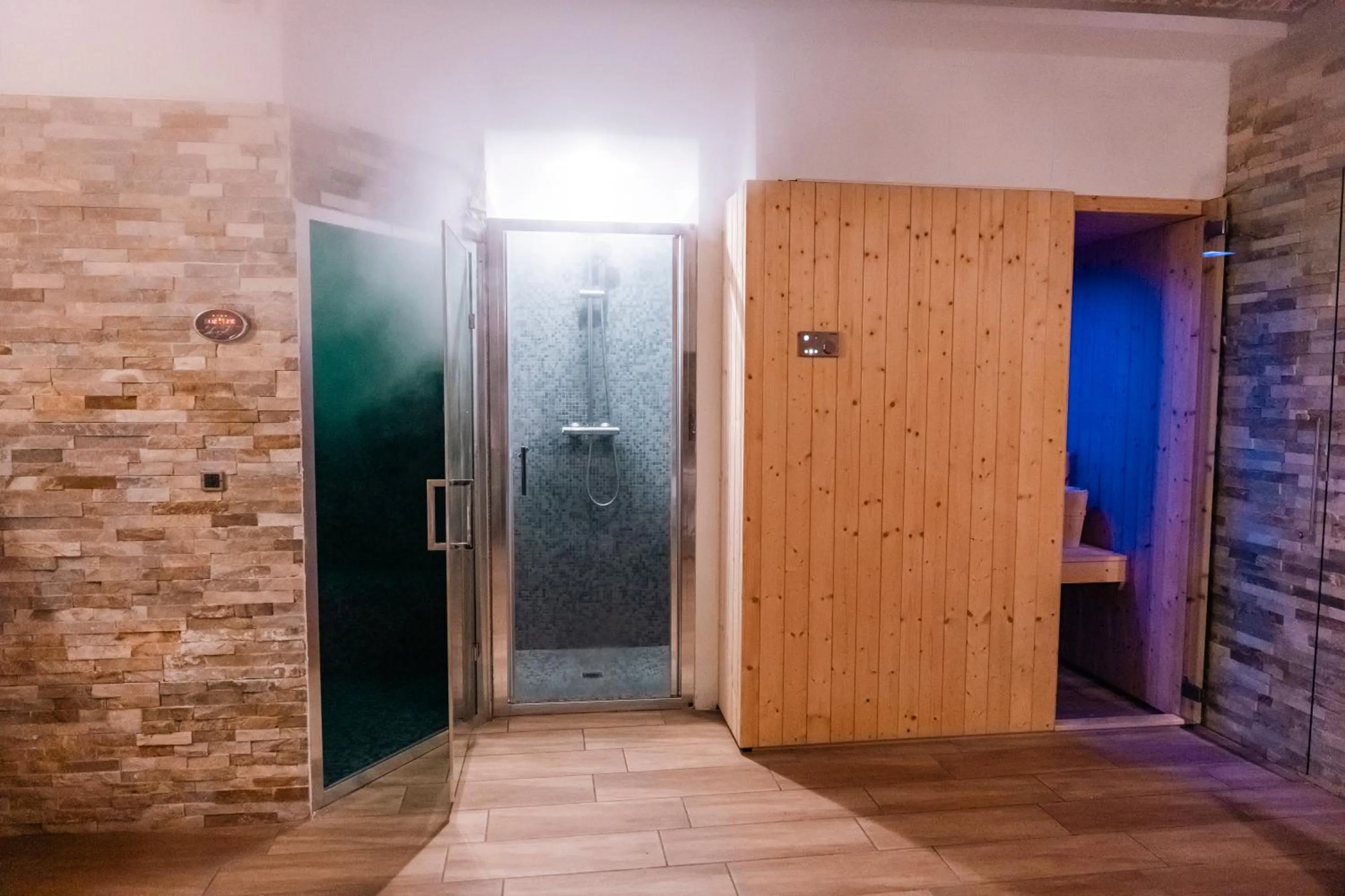 Shower in Hotel Rosa