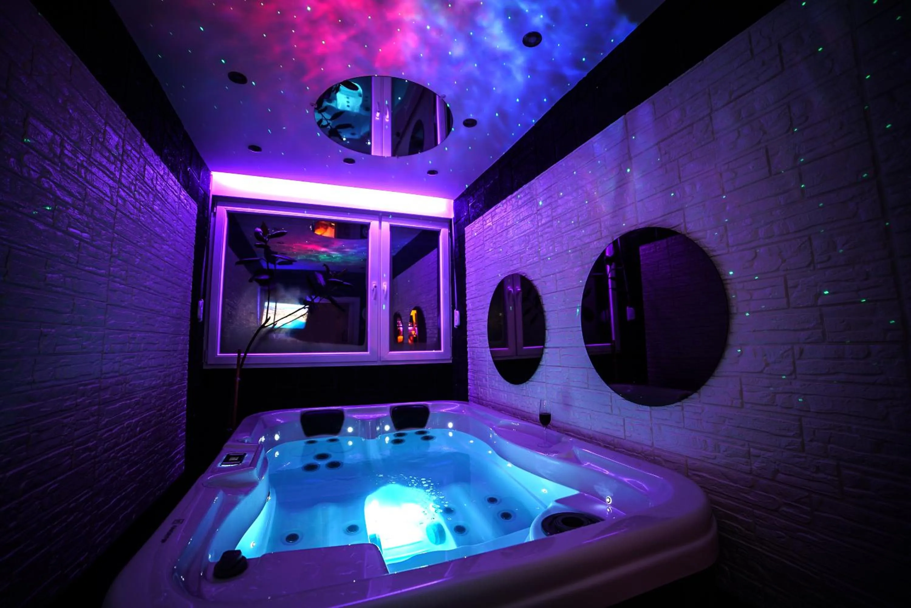 Hot Tub in Aurora Lux Spa Smart apartments