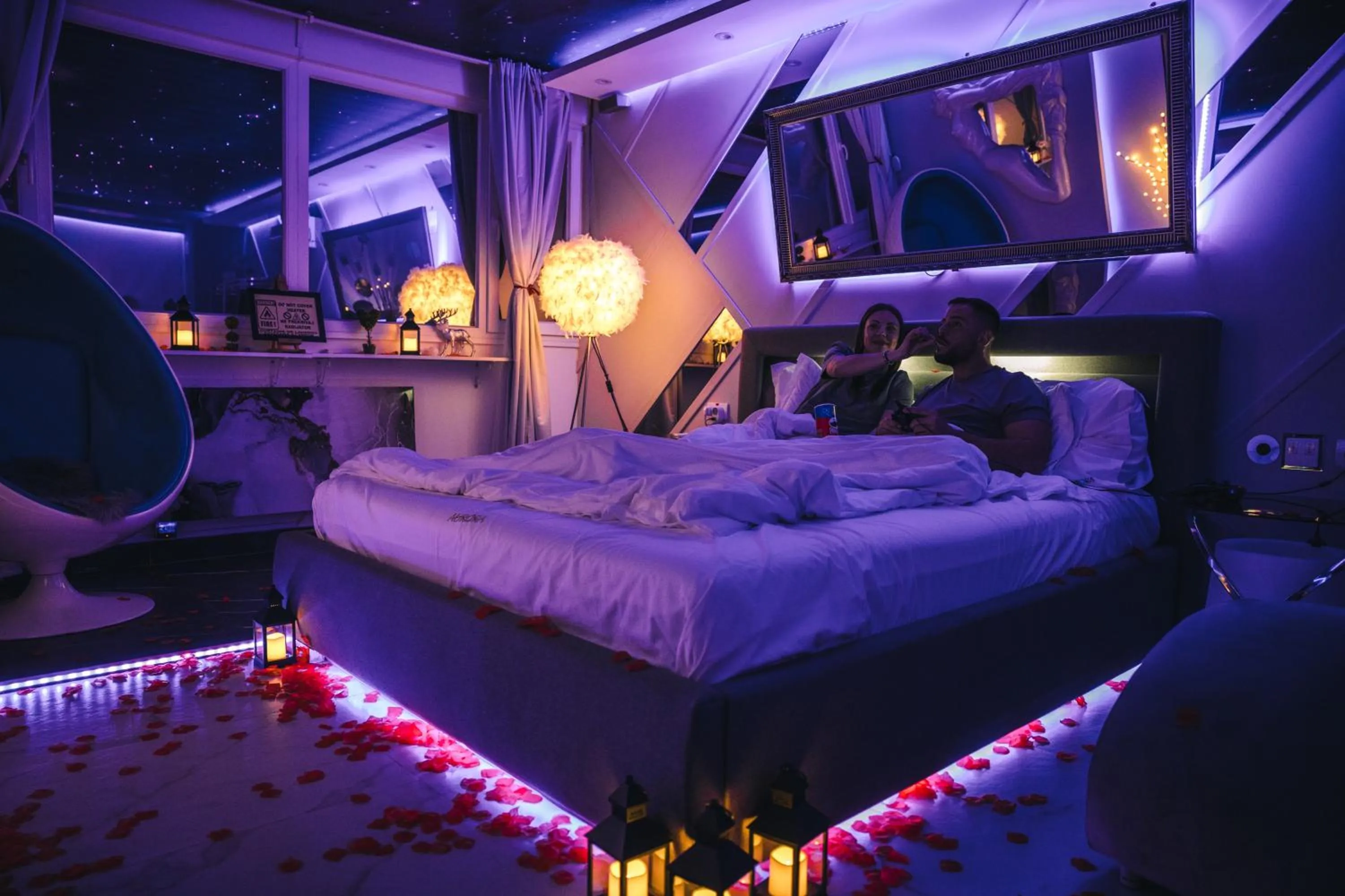 Bedroom, Bed in Aurora Lux Spa Smart apartments