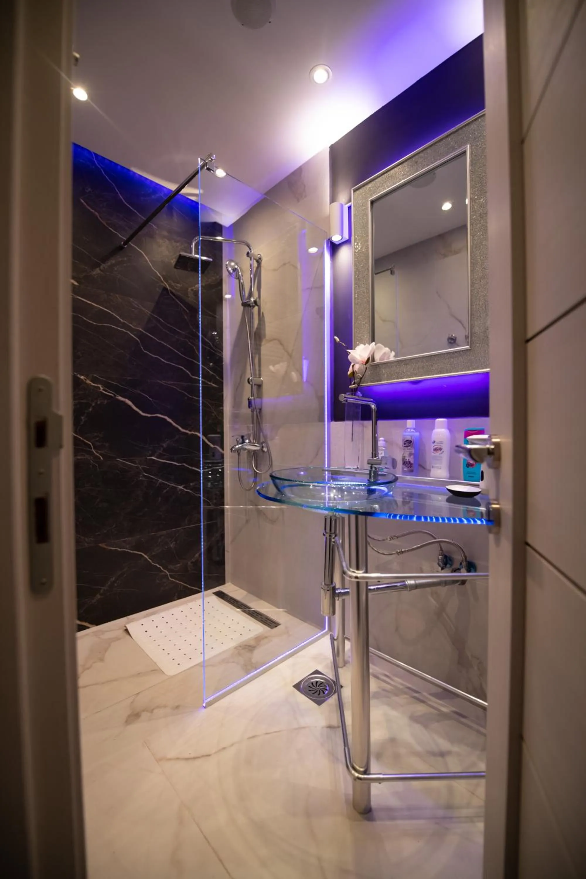 Shower in Aurora Lux Spa Smart apartments