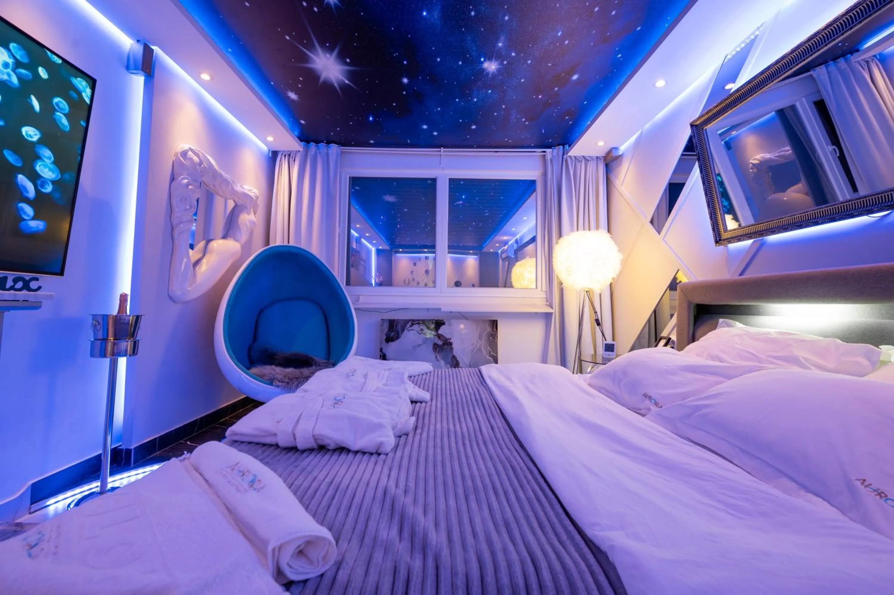 Bedroom, Bed in Aurora Lux Spa Smart apartments