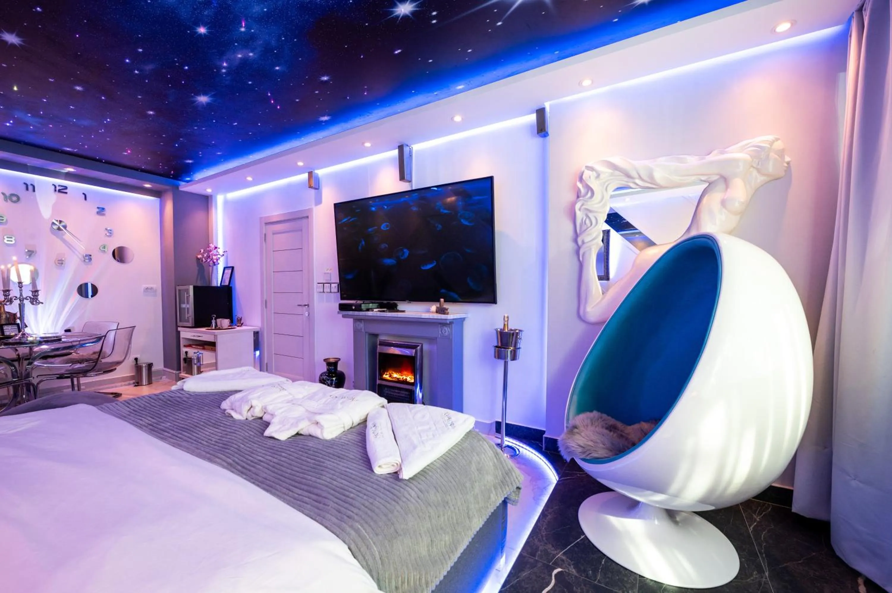 Bedroom, Bed in Aurora Lux Spa Smart apartments