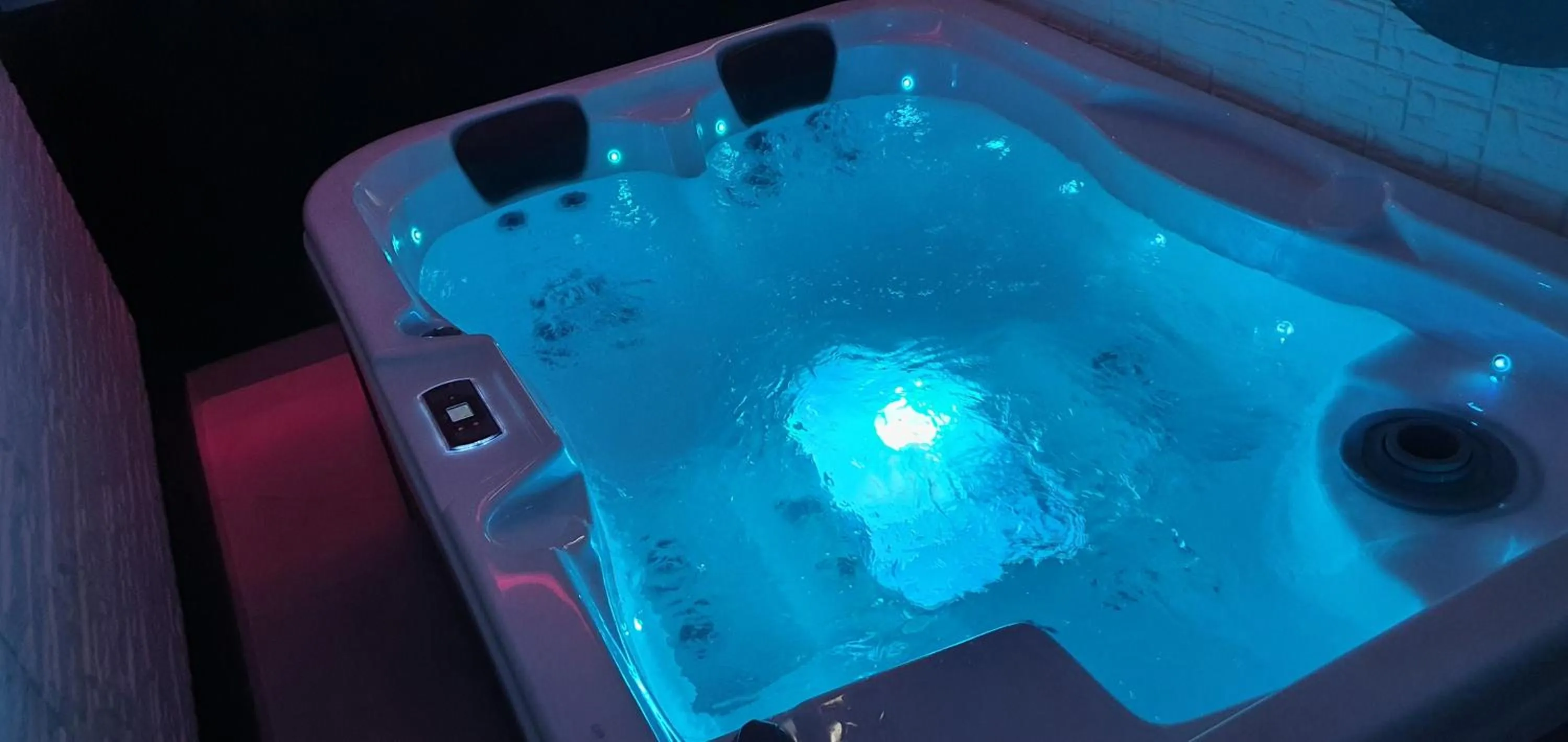 Hot Tub in Aurora Lux Spa Smart apartments