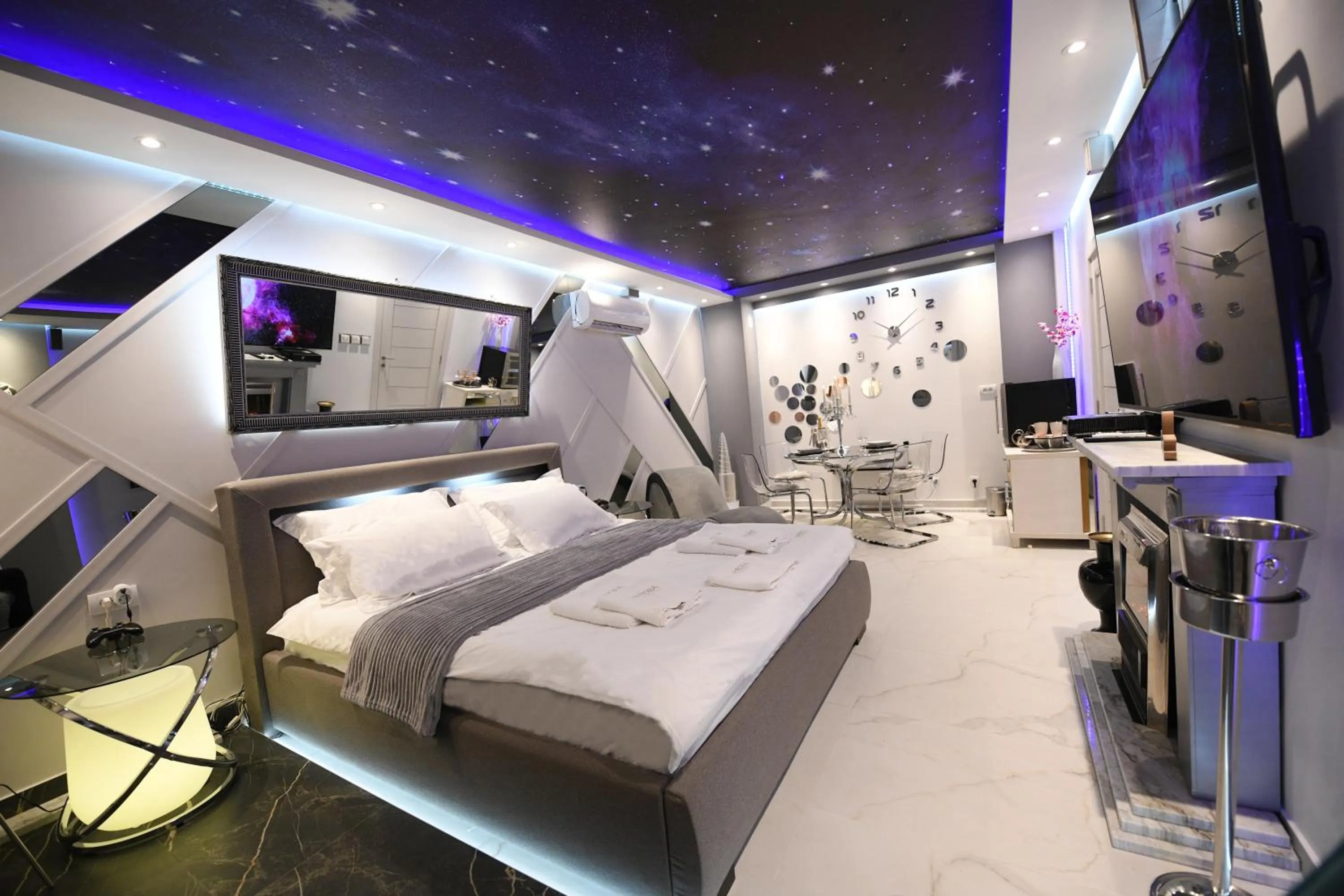 Photo of the whole room, Bed in Aurora Lux Spa Smart apartments