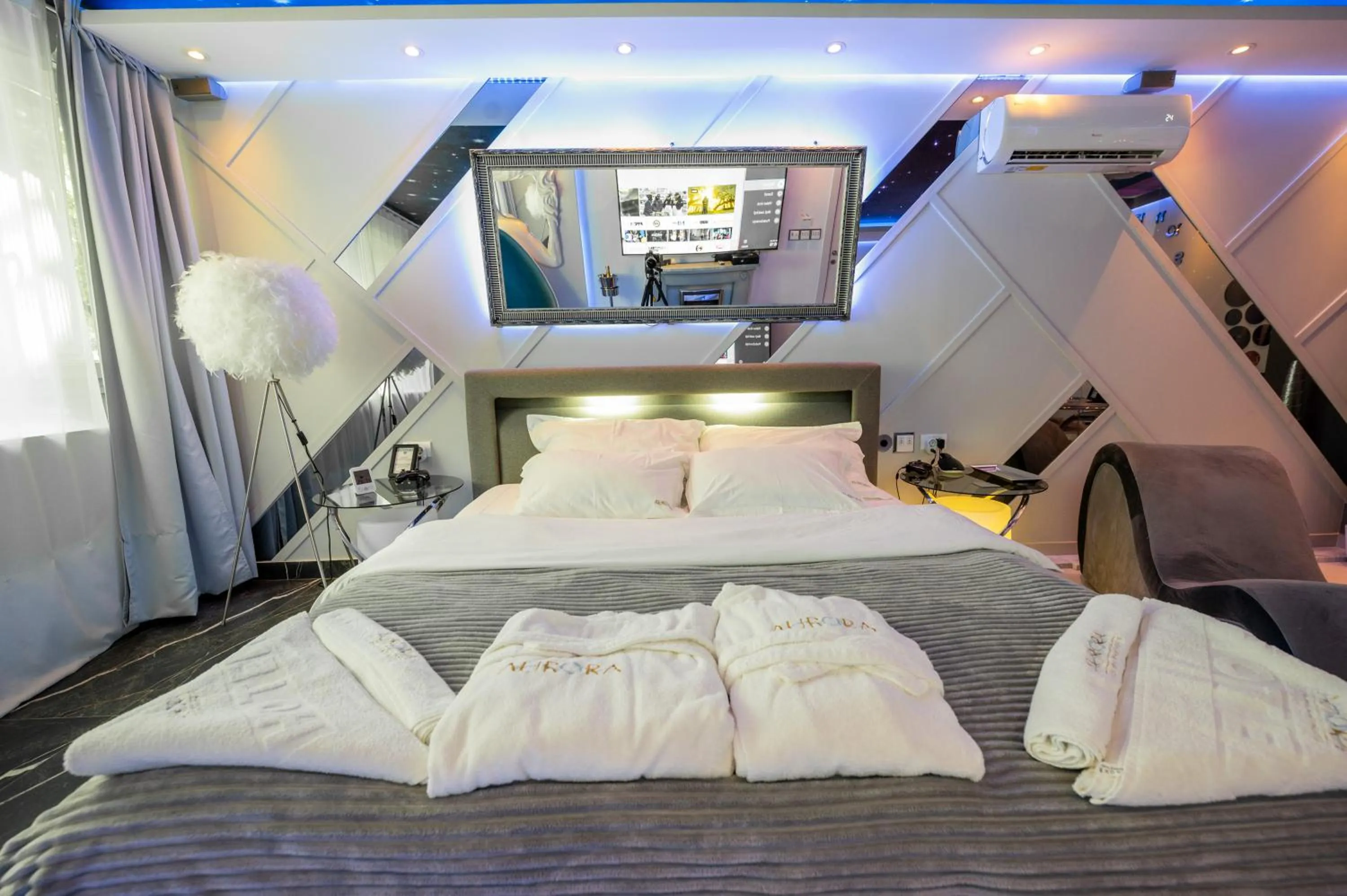 Bedroom, Bed in Aurora Lux Spa Smart apartments