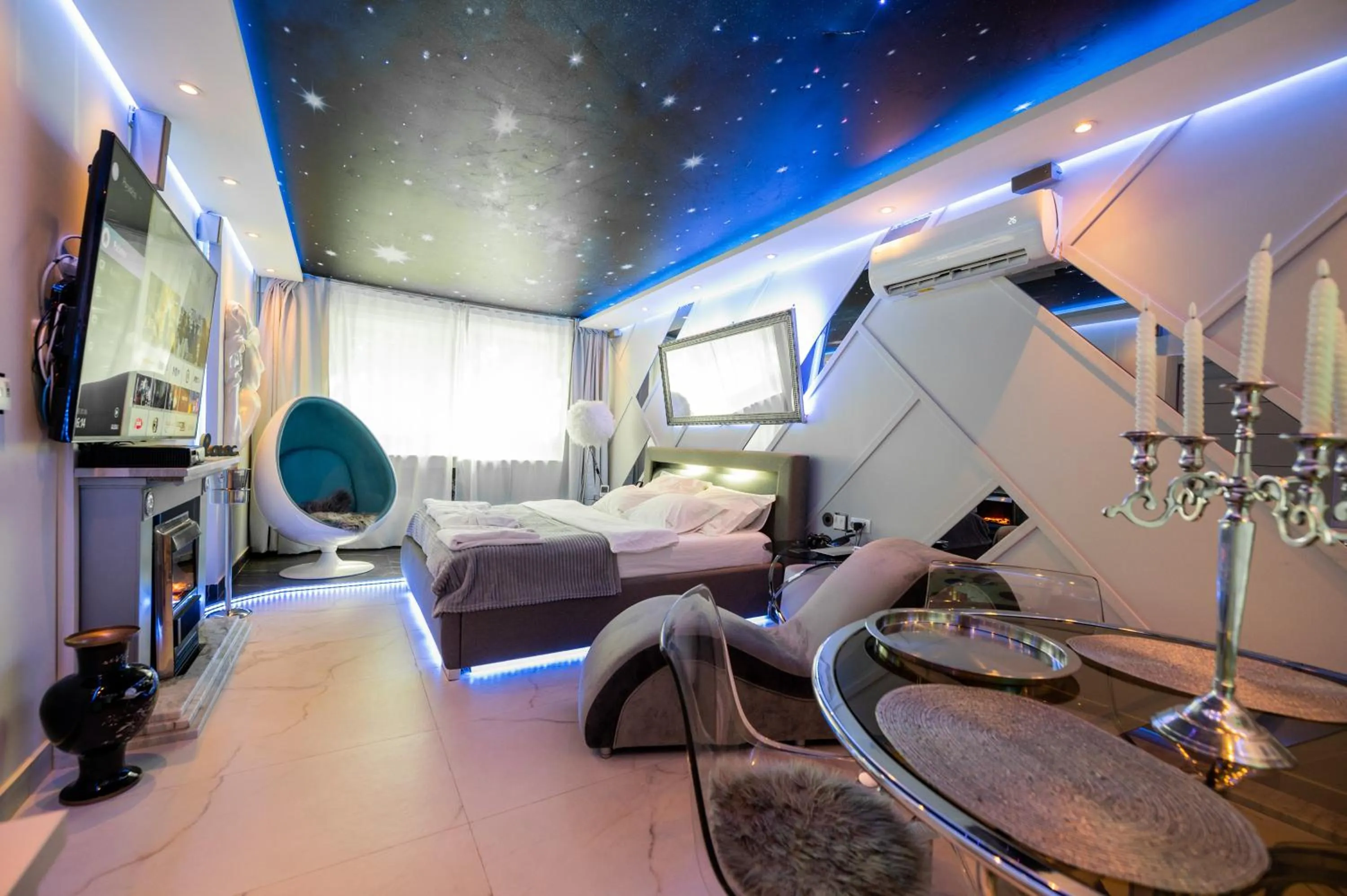 Living room, Bed in Aurora Lux Spa Smart apartments