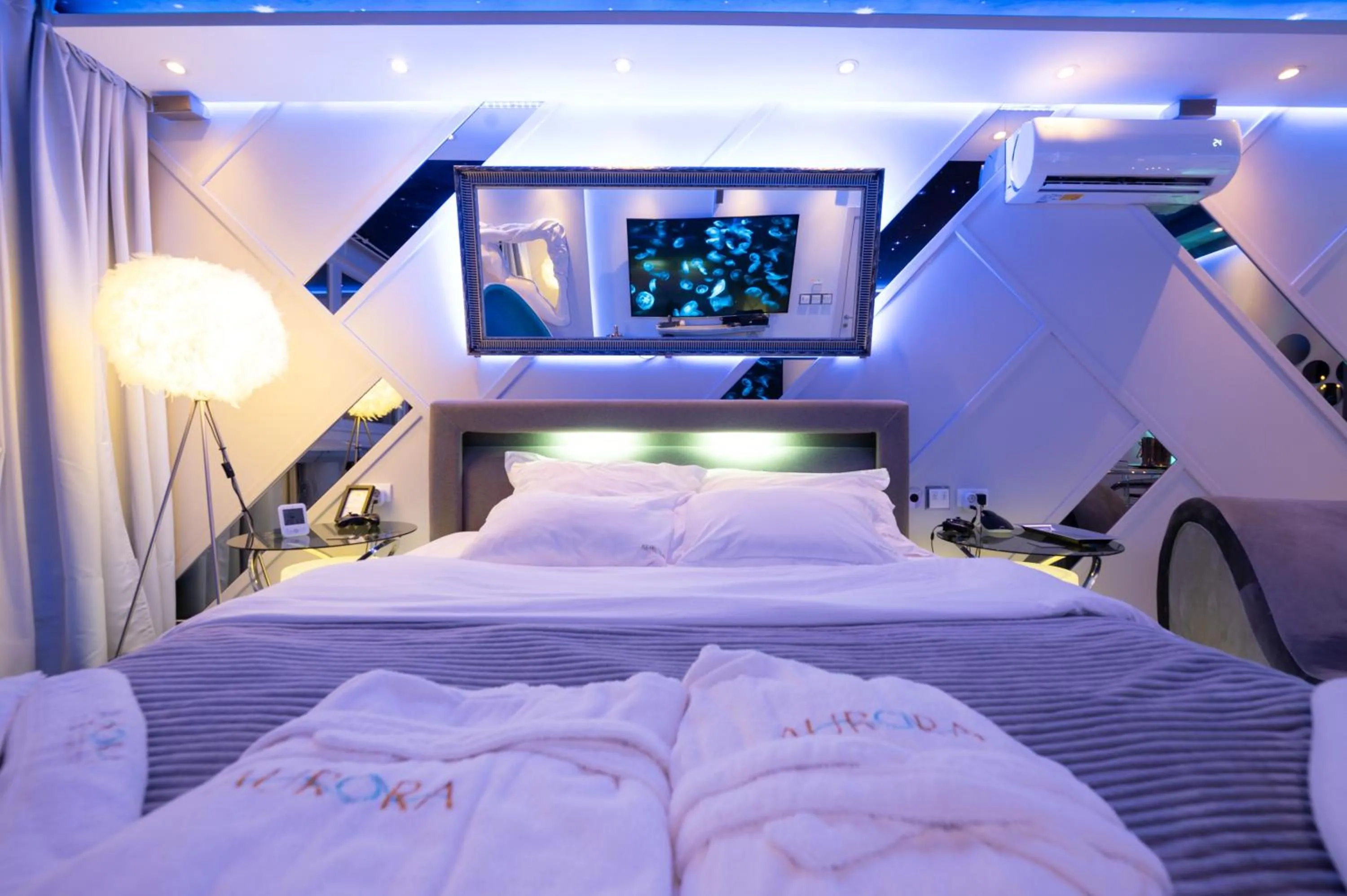 Bedroom, Bed in Aurora Lux Spa Smart apartments