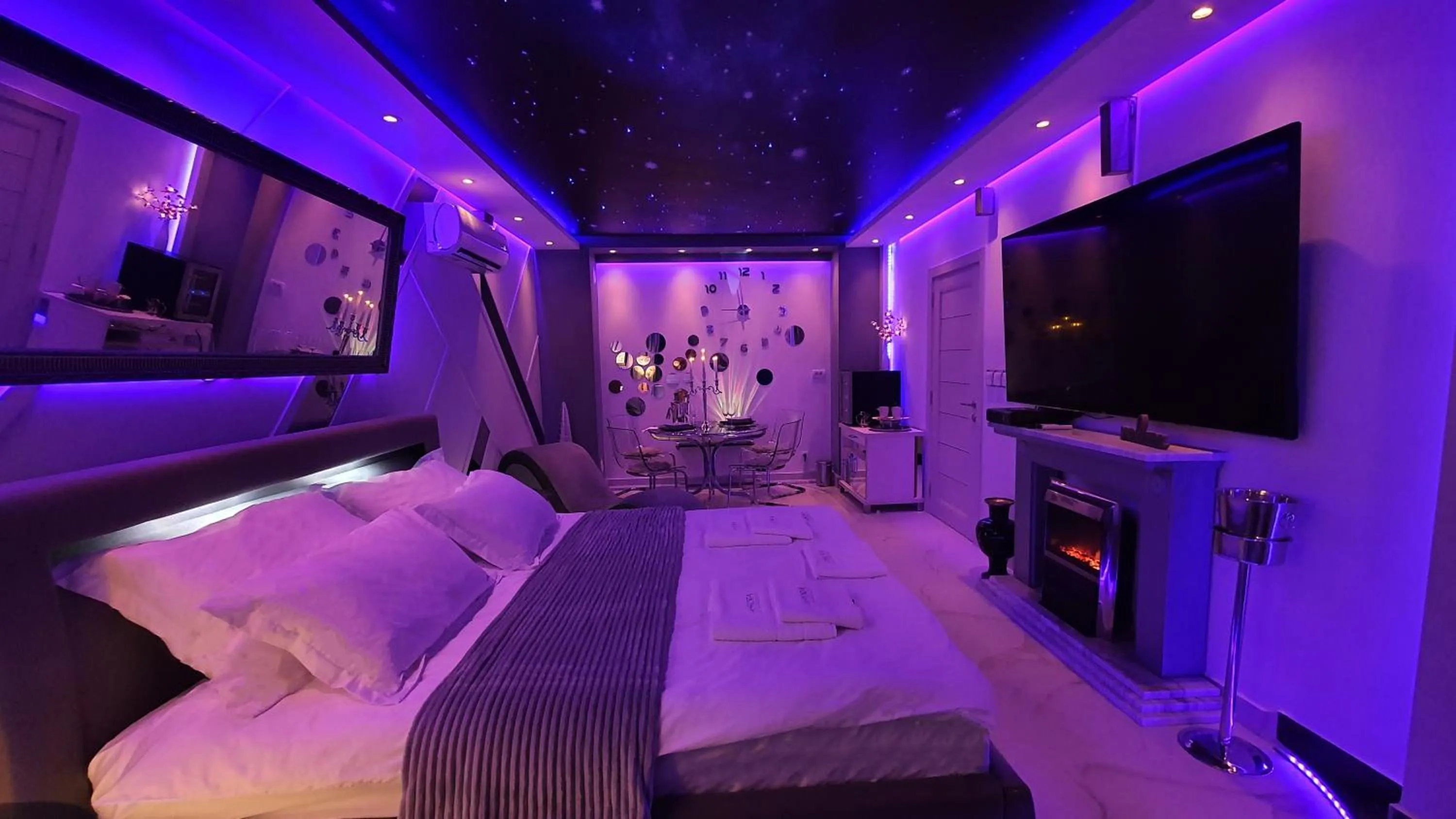 Bedroom, Bed in Aurora Lux Spa Smart apartments