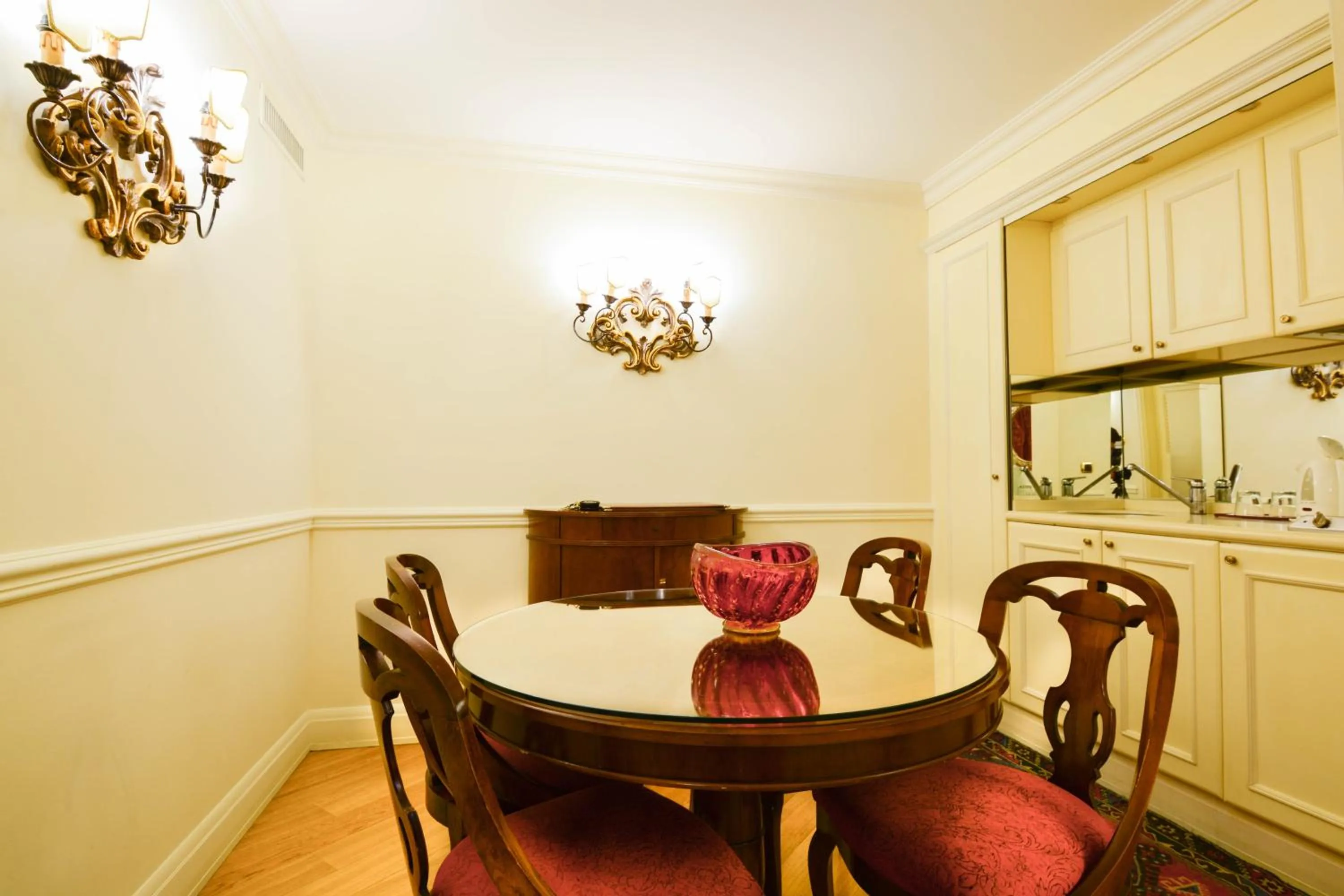 Kitchen or kitchenette in Suites Torre Dell'Orologio