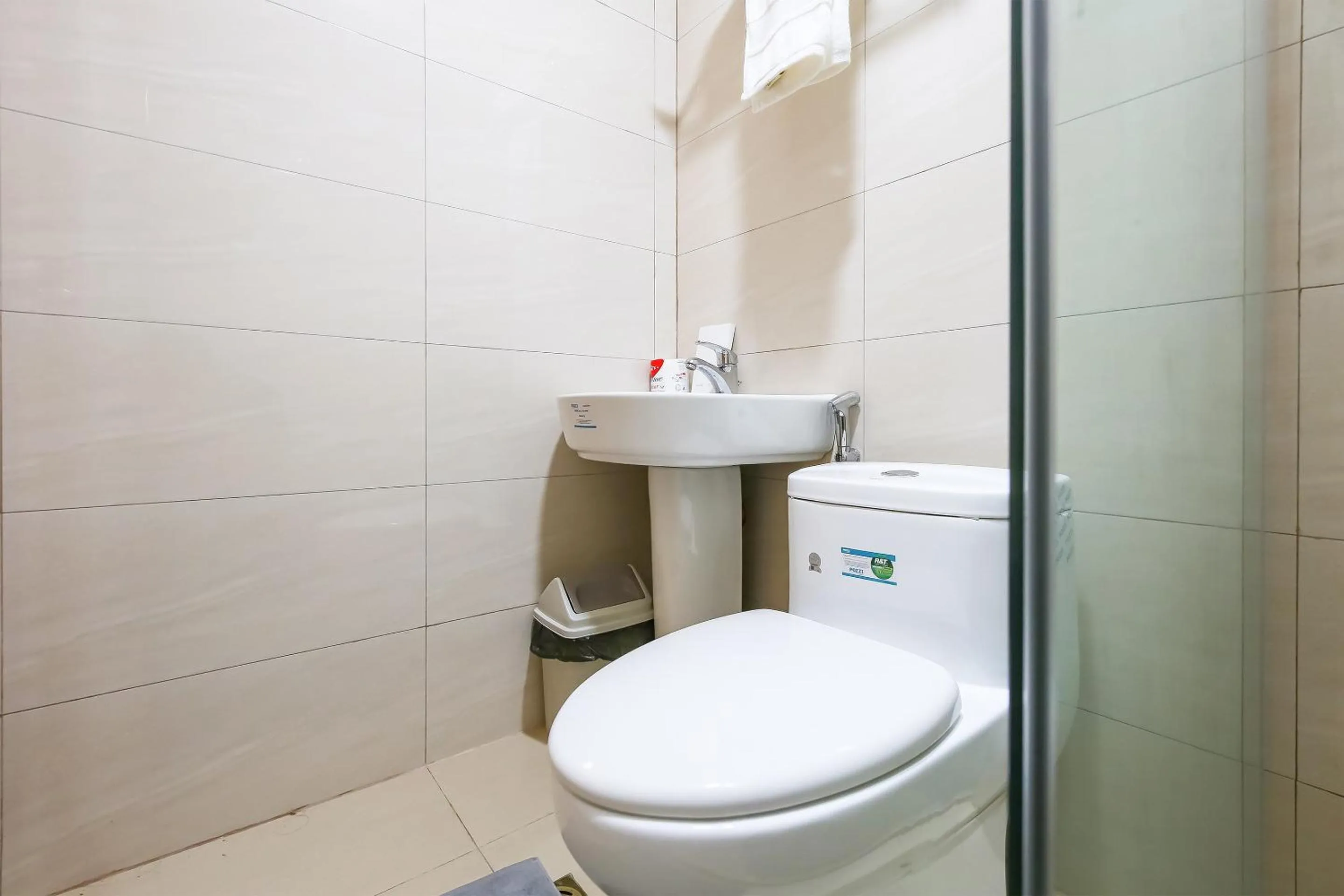 Bathroom in OYO 848 Dona Aurora Condotel