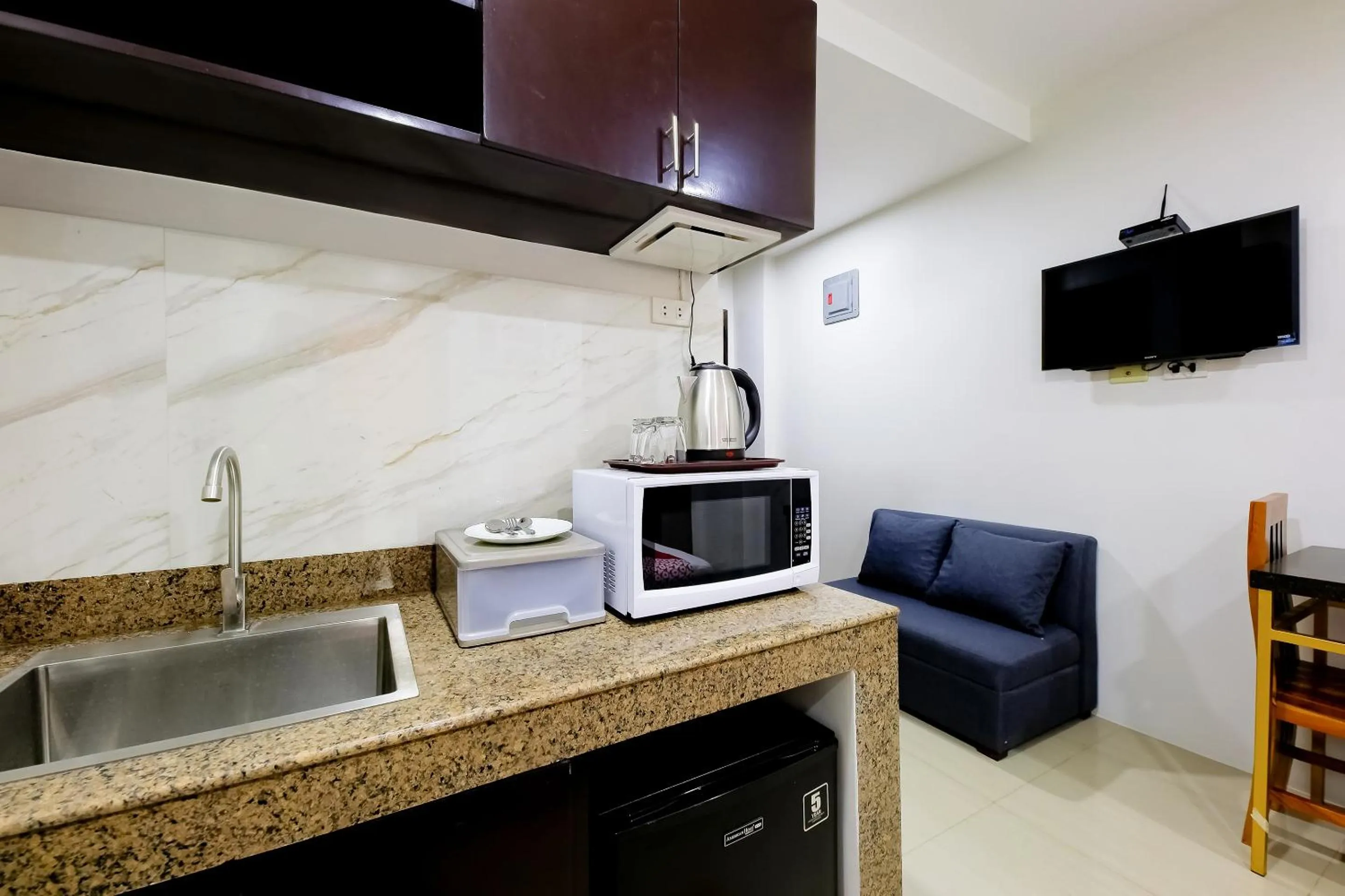 Bedroom in OYO 848 Dona Aurora Condotel