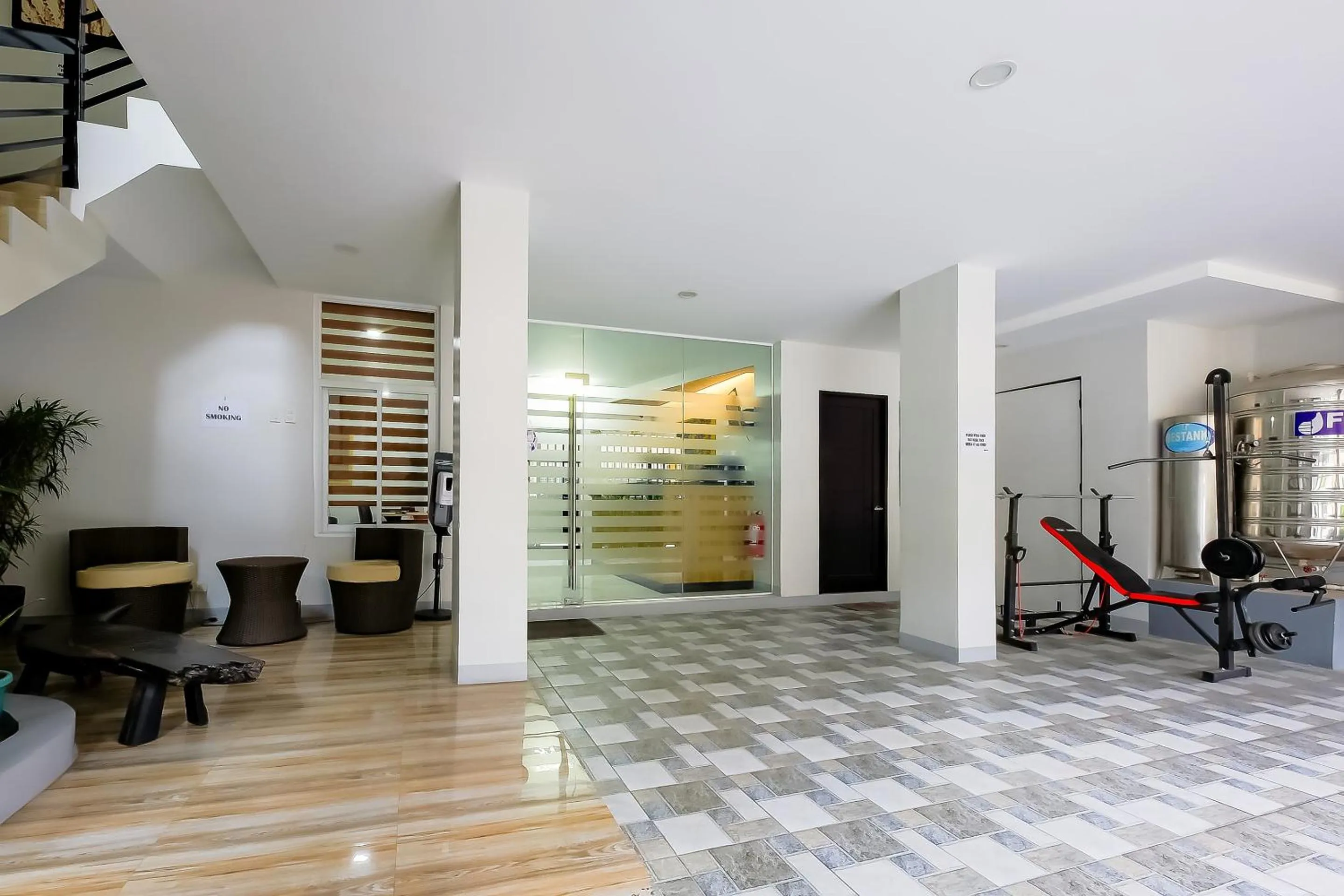 Lobby or reception in OYO 848 Dona Aurora Condotel