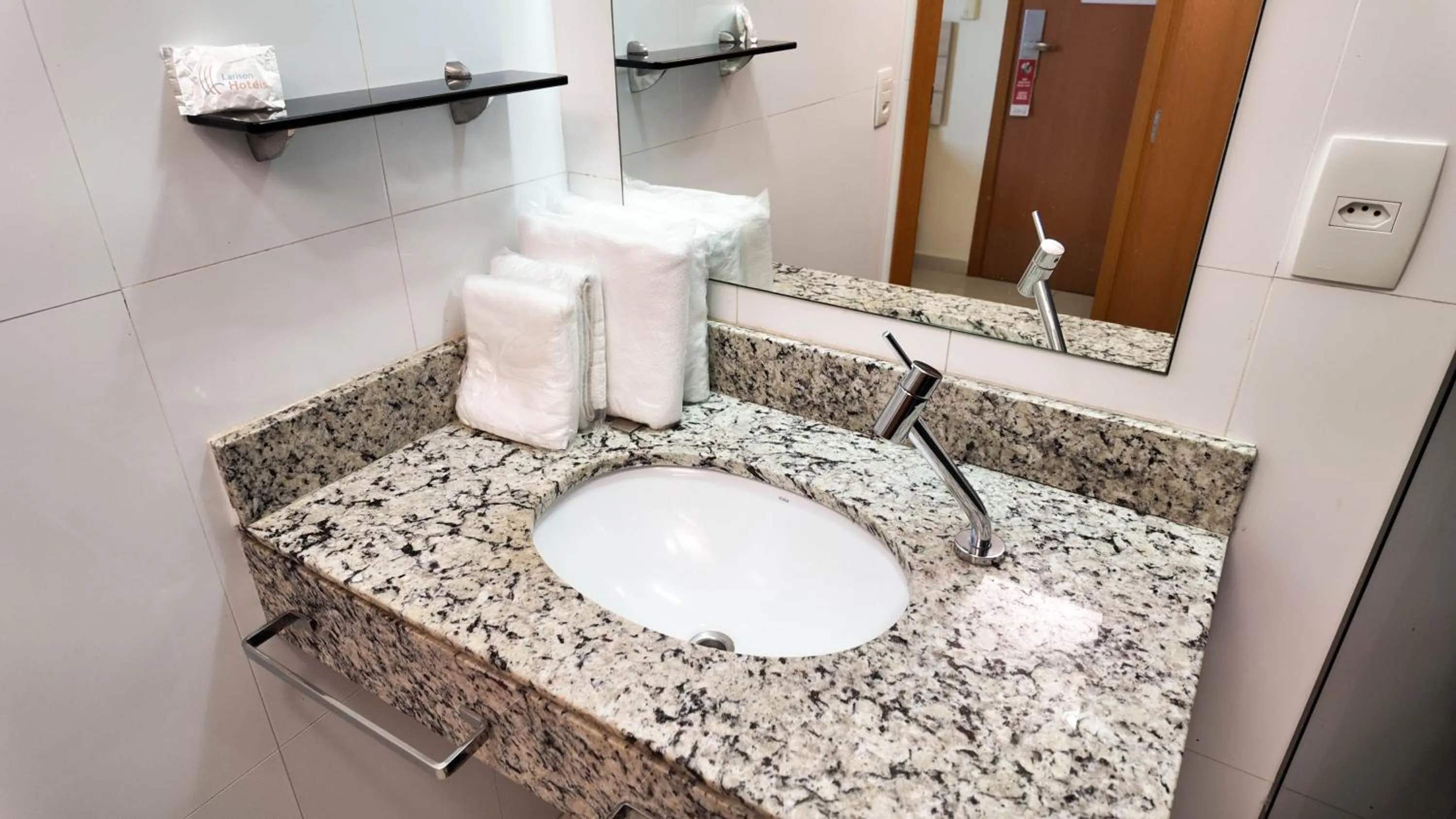 Bathroom in Larison Executive - by Easy Hotéis