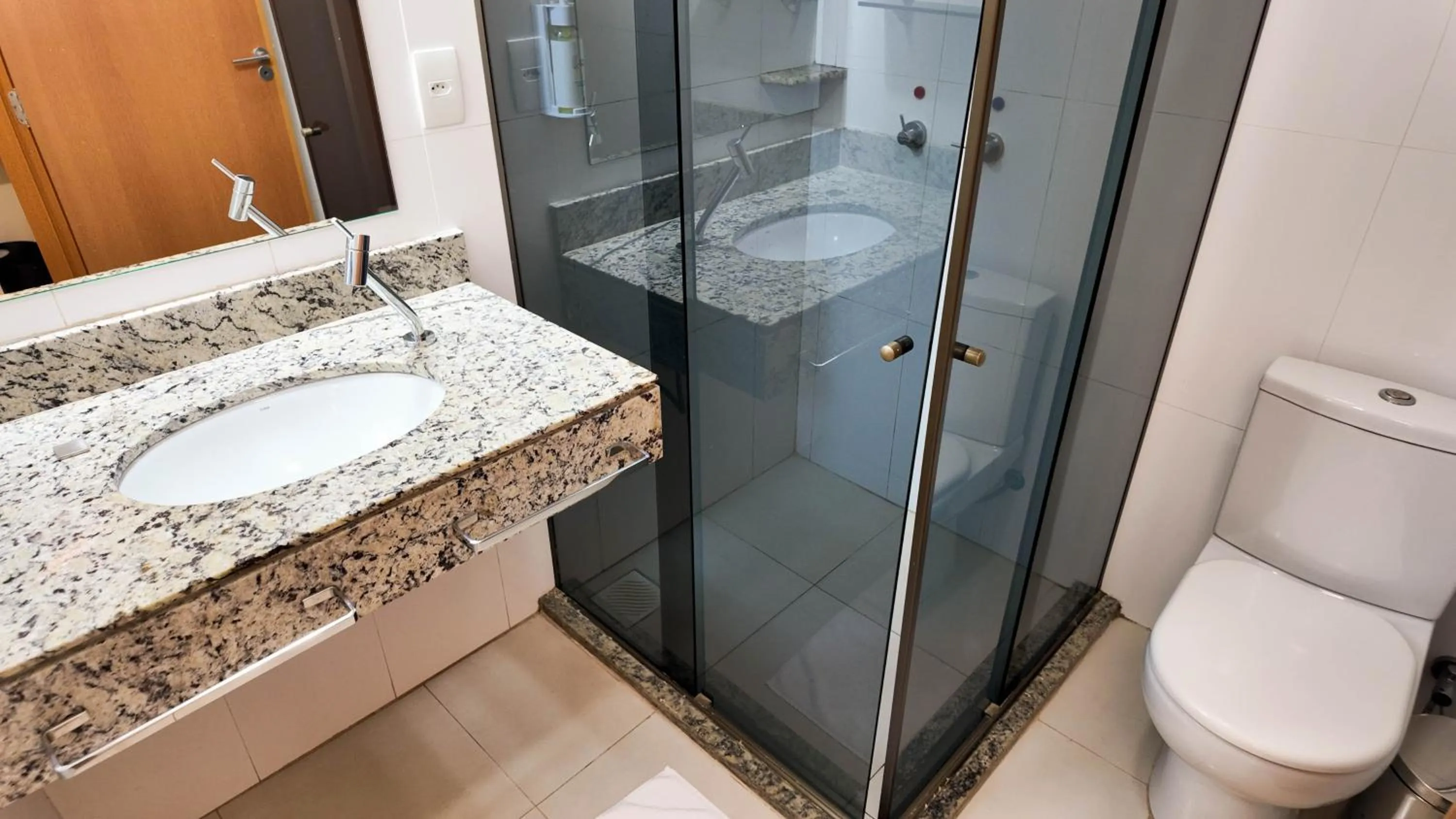 Bathroom in Larison Executive - by Easy Hotéis