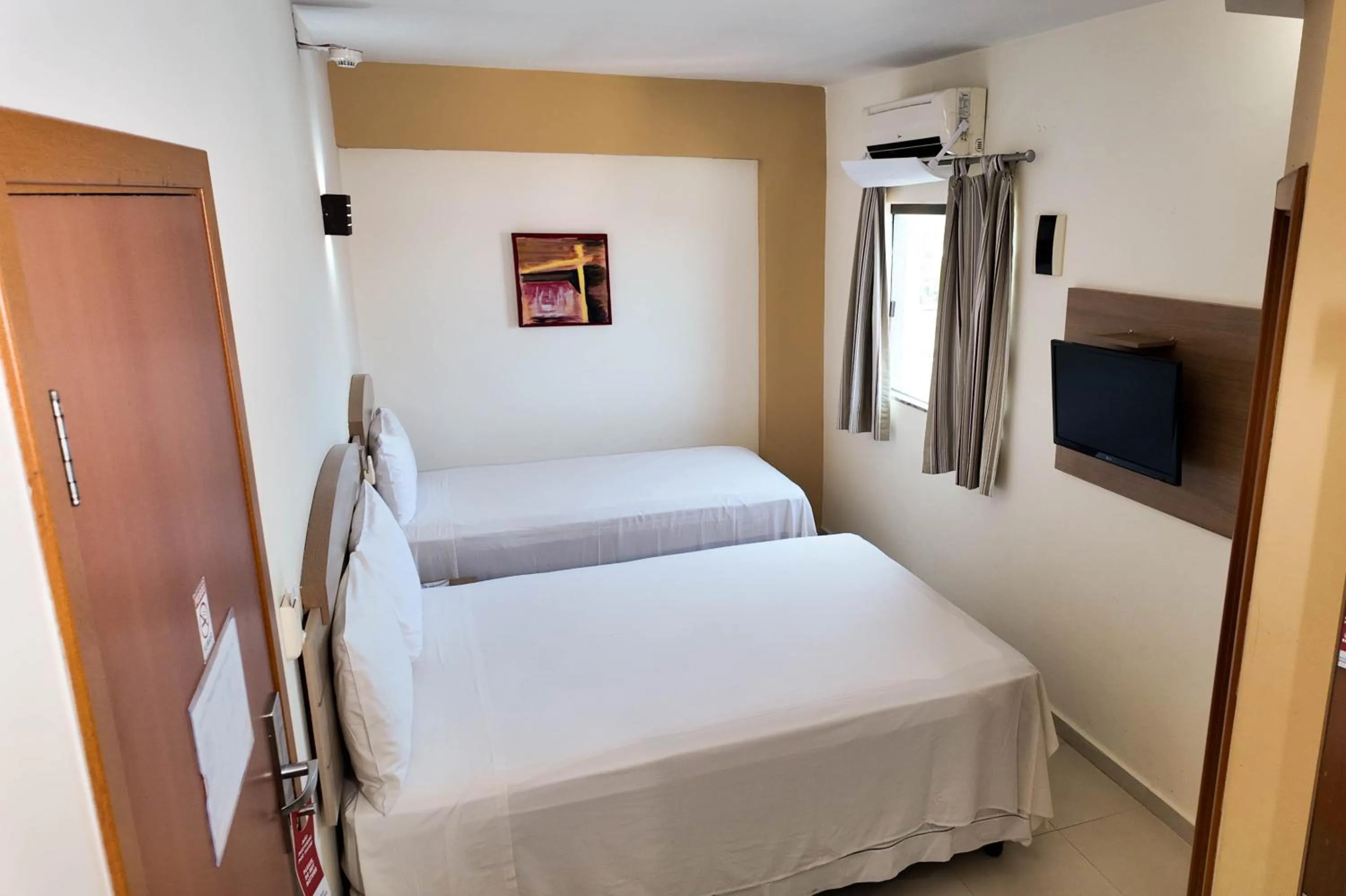 Photo of the whole room, Bed in Larison Executive - by Easy Hotéis