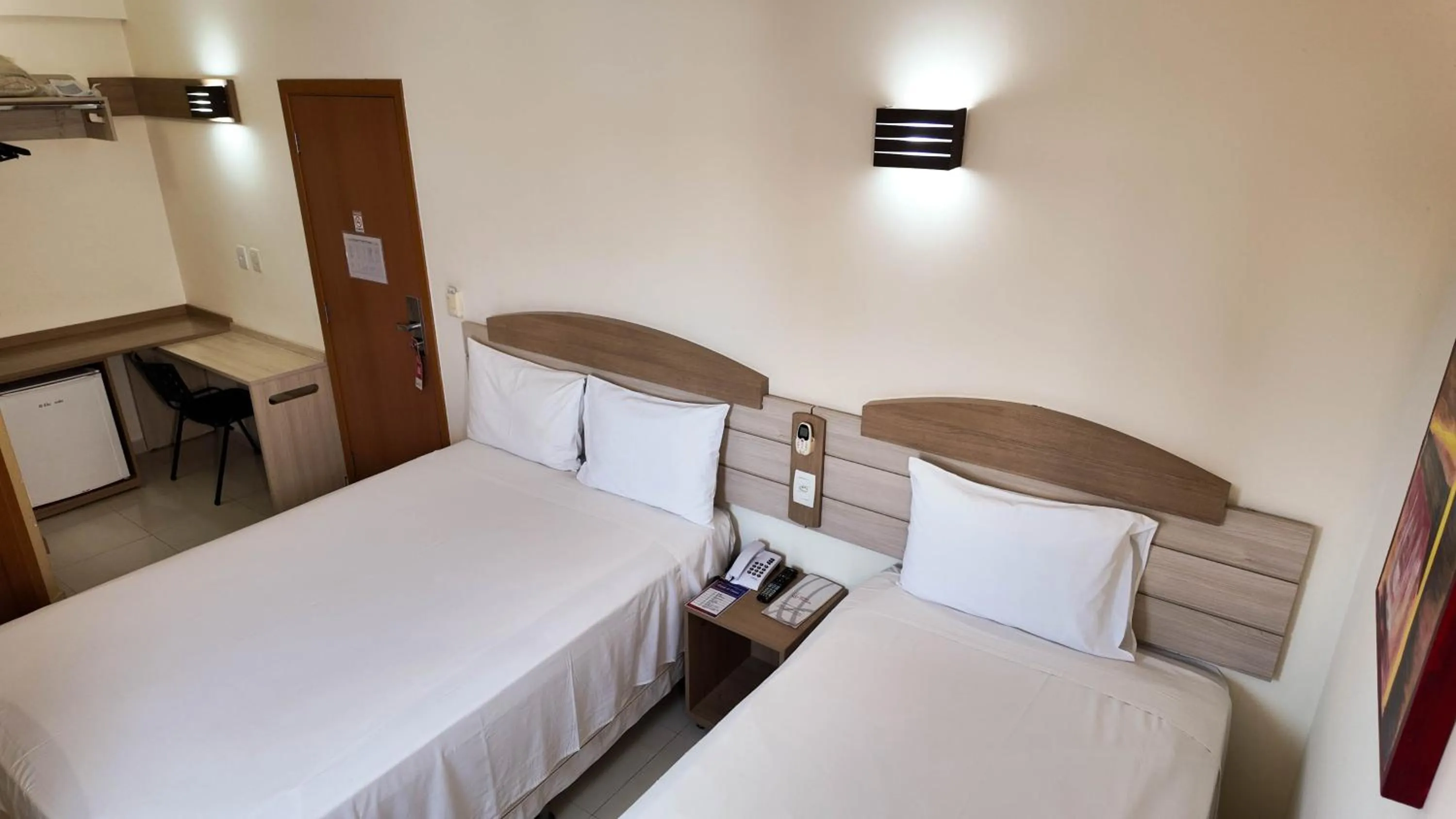 Photo of the whole room, Bed in Larison Executive - by Easy Hotéis