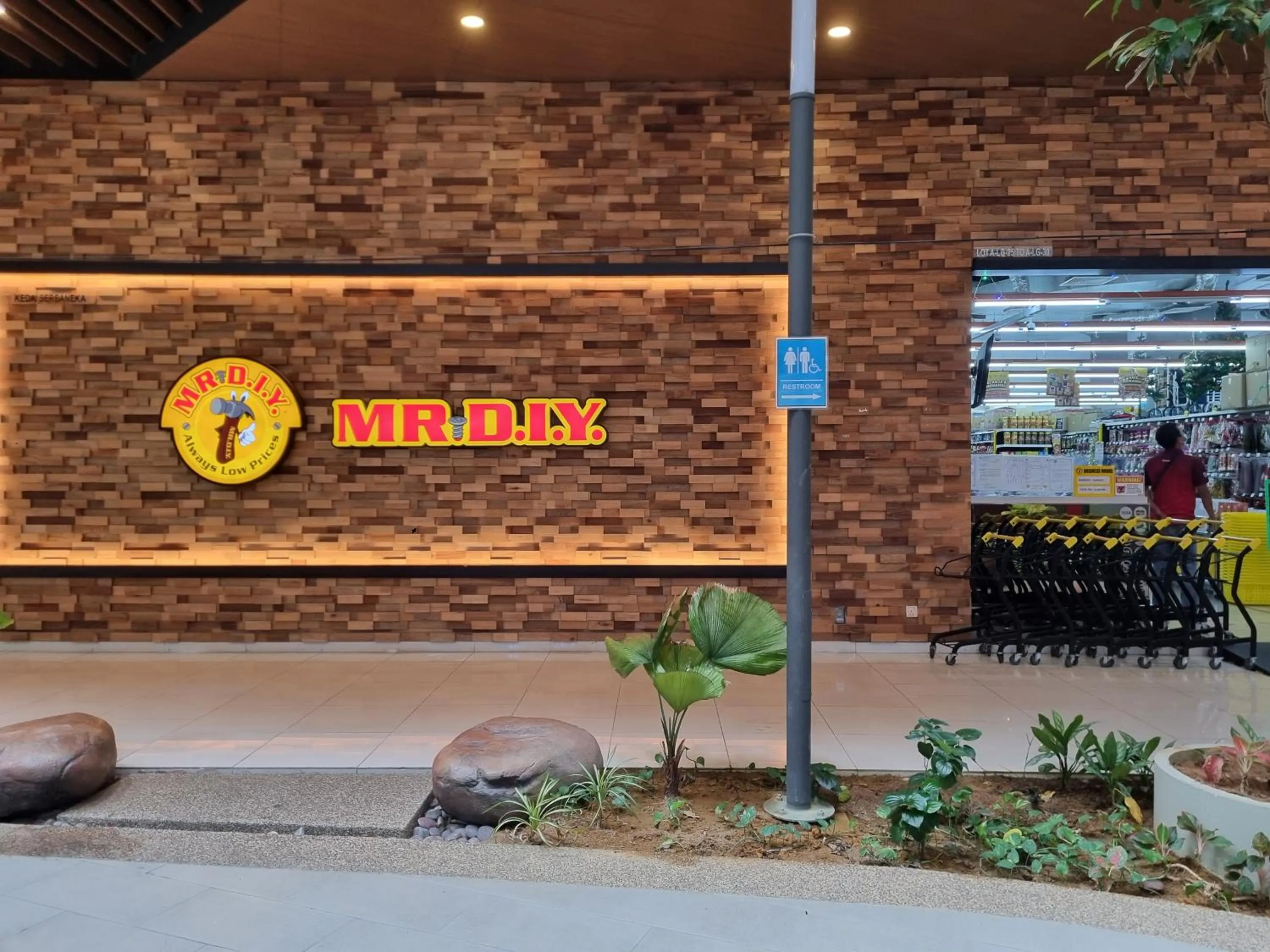 Supermarket/grocery shop in FREE Parking Revo Aurora I 2Bedroom l 5pax I Pavilion2