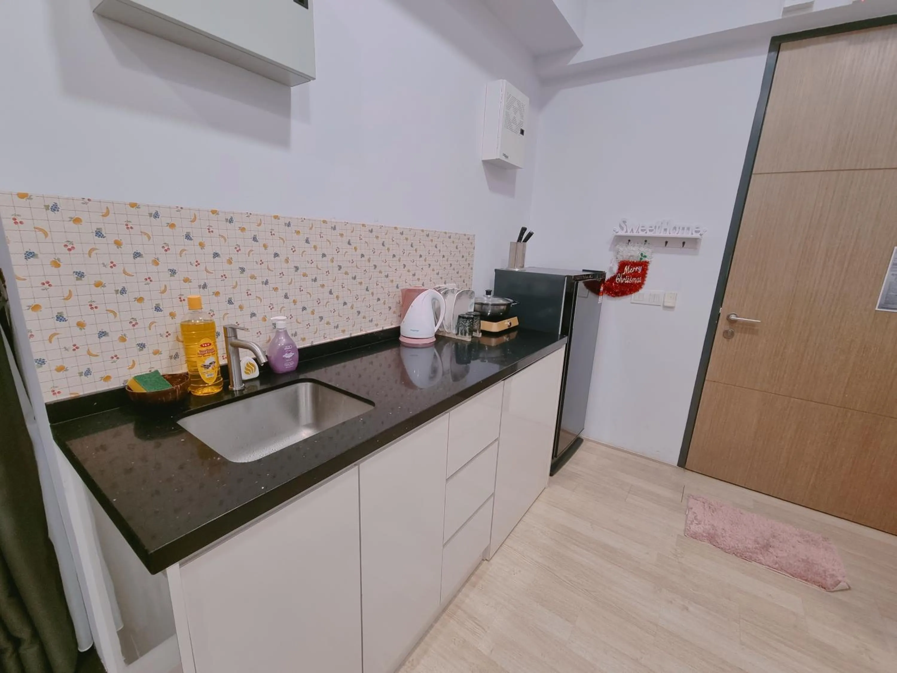 Kitchen or kitchenette in FREE Parking Revo Aurora I 2Bedroom l 5pax I Pavilion2