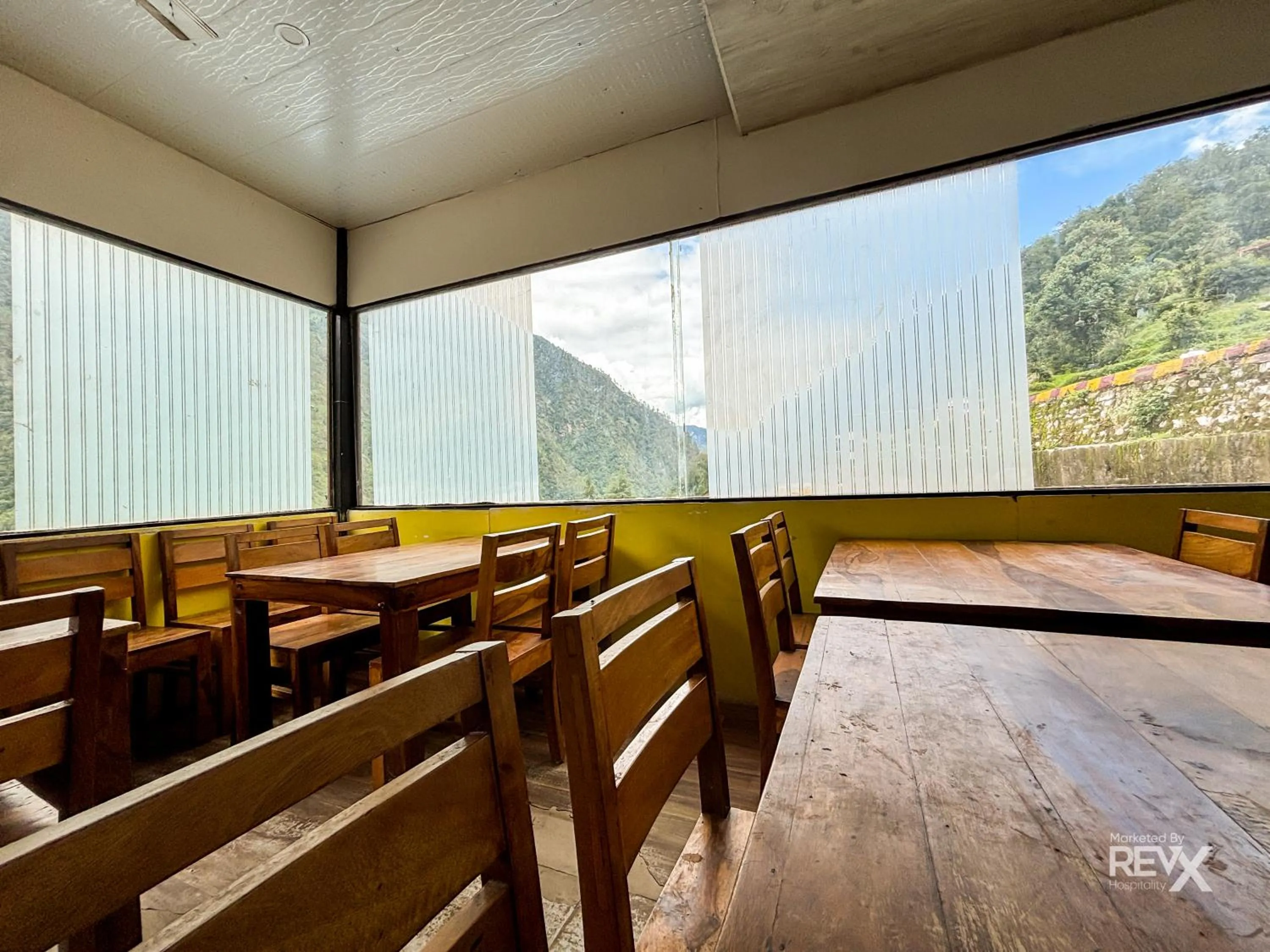 Restaurant/places to eat in The Sona Heli Resort