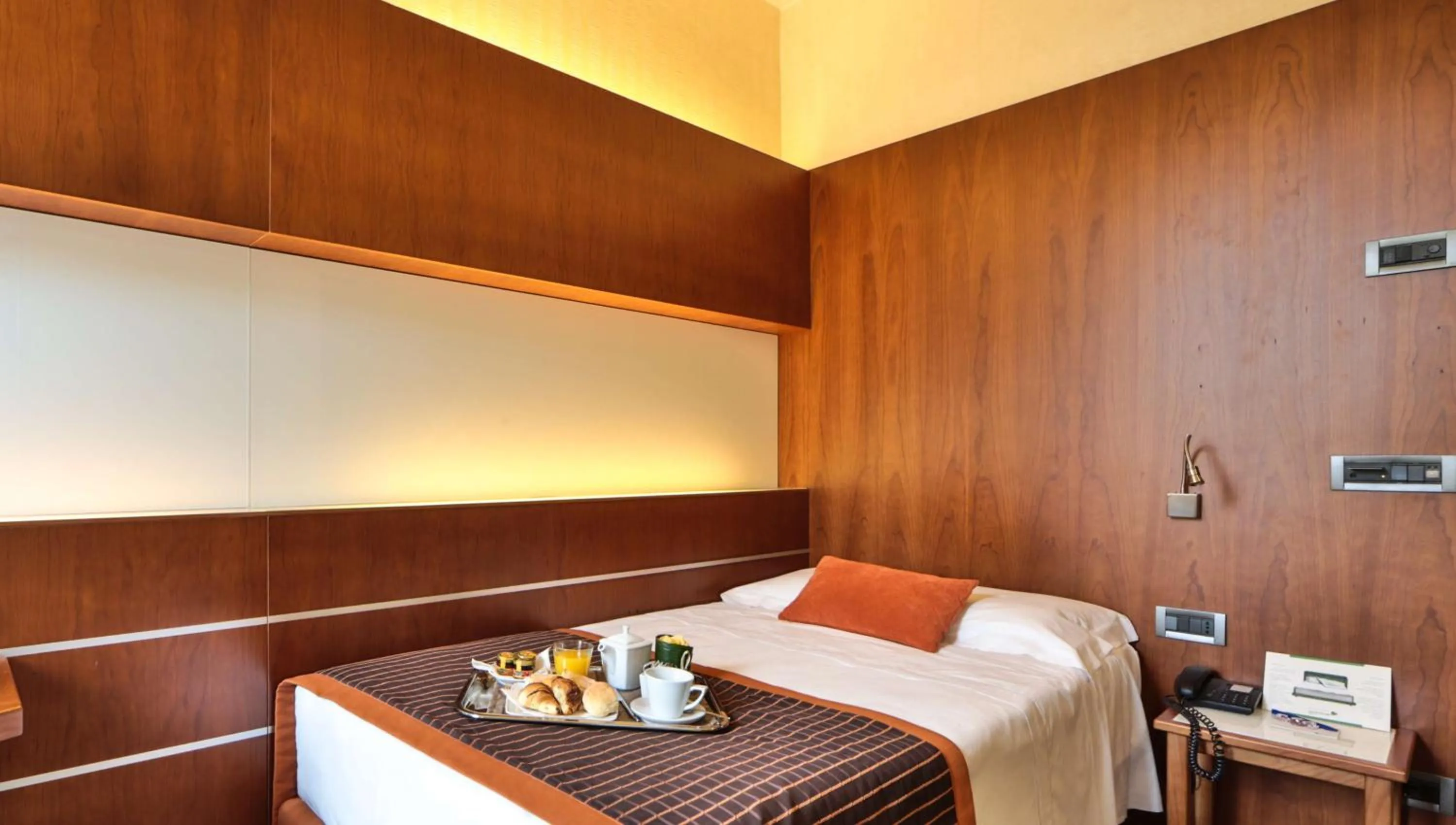 Bedroom, Bed in Best Western Madison Hotel