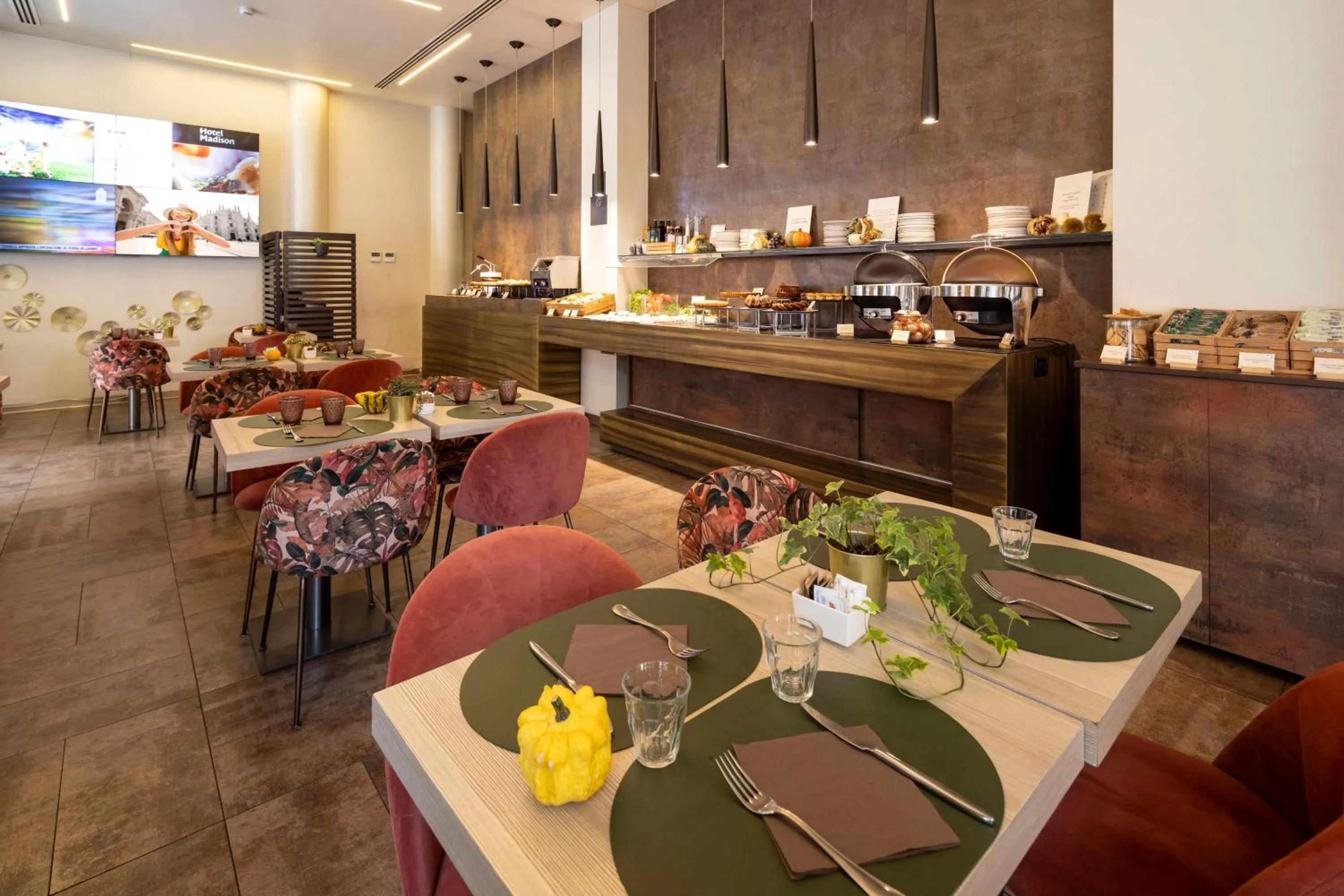 Breakfast in Best Western Madison Hotel