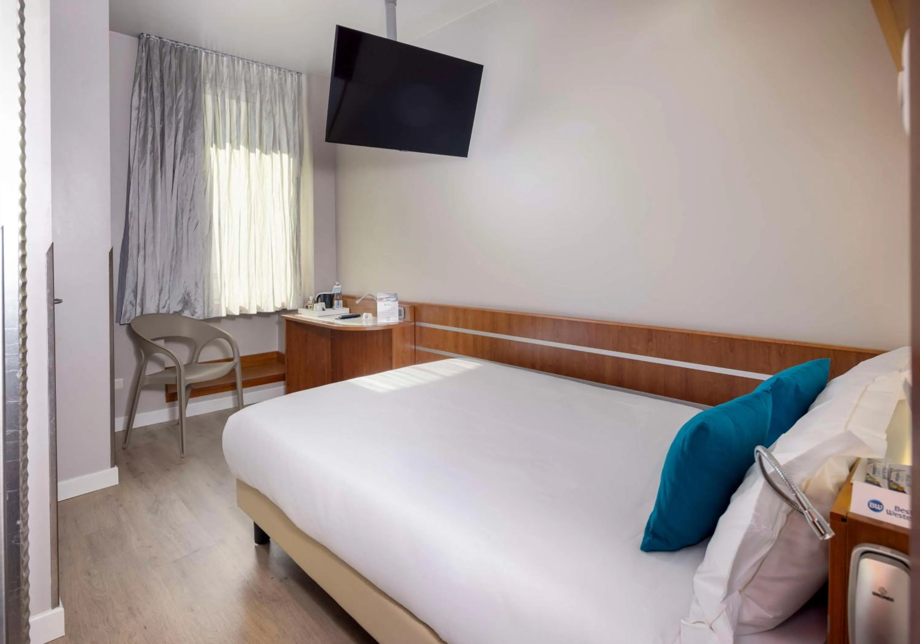 Bedroom, Bed in Best Western Madison Hotel