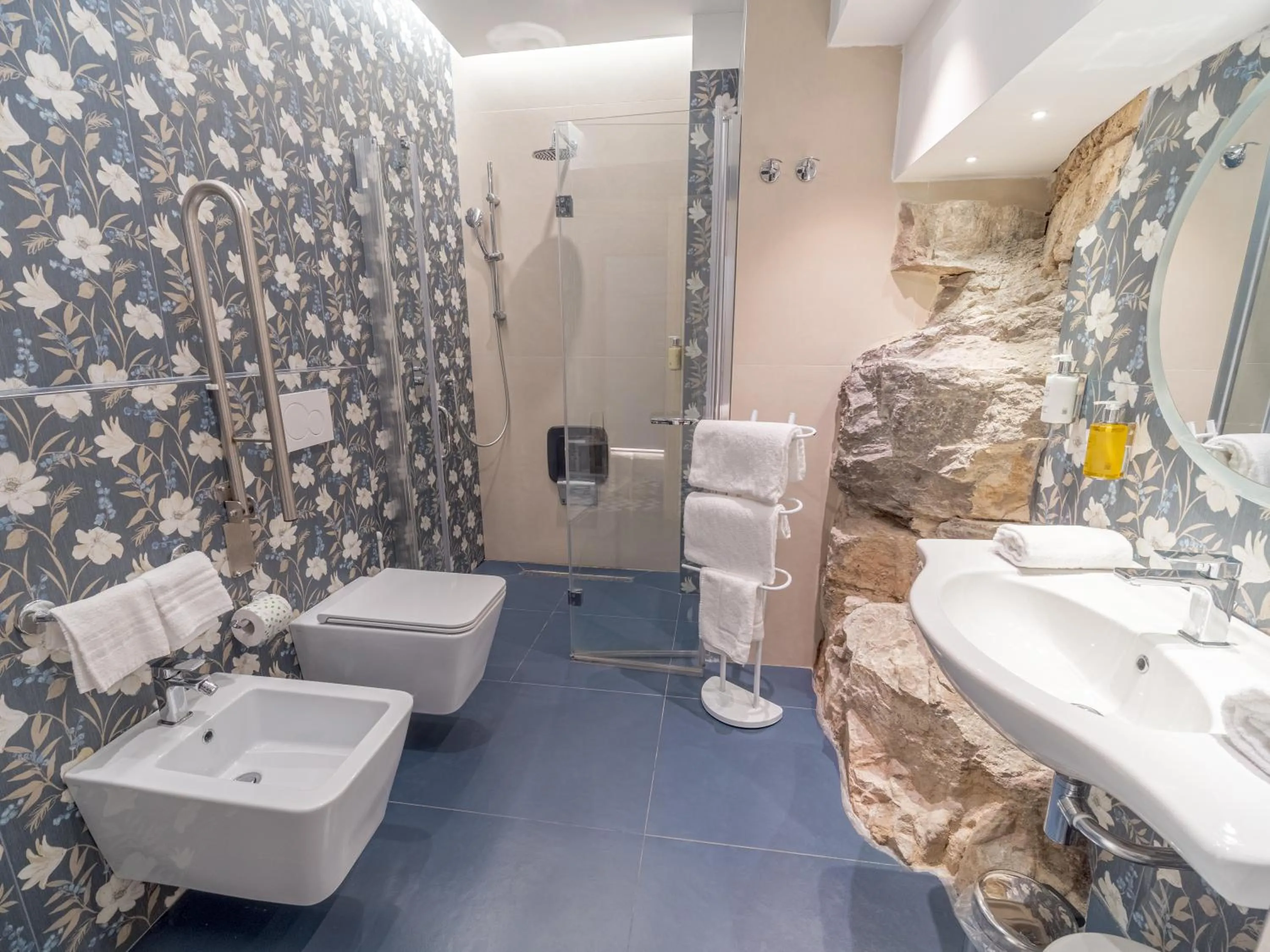 Shower in Hotel Cristina