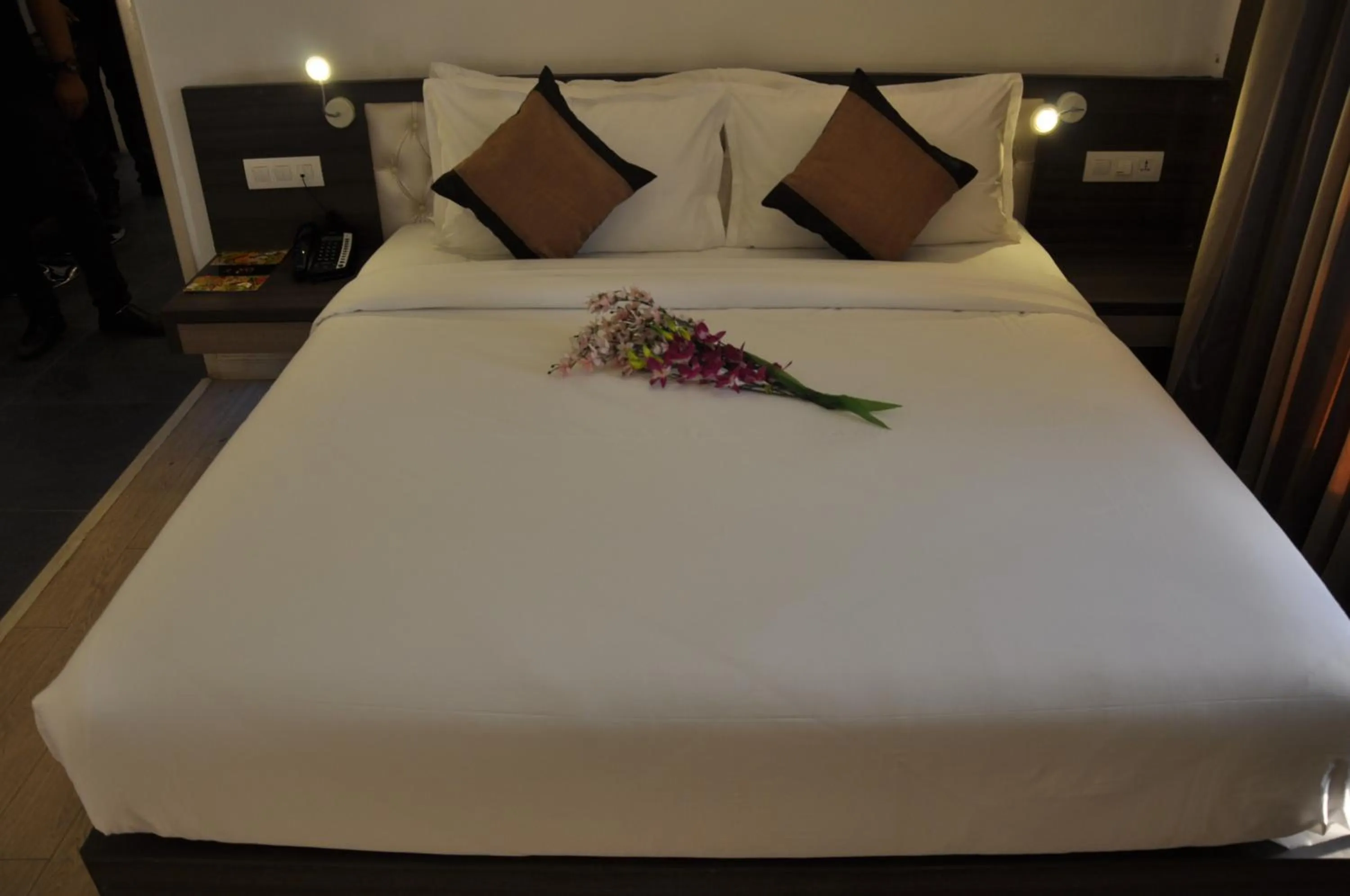 Bed in Pride Biznotel Alkapuri Near Vadodara Airport