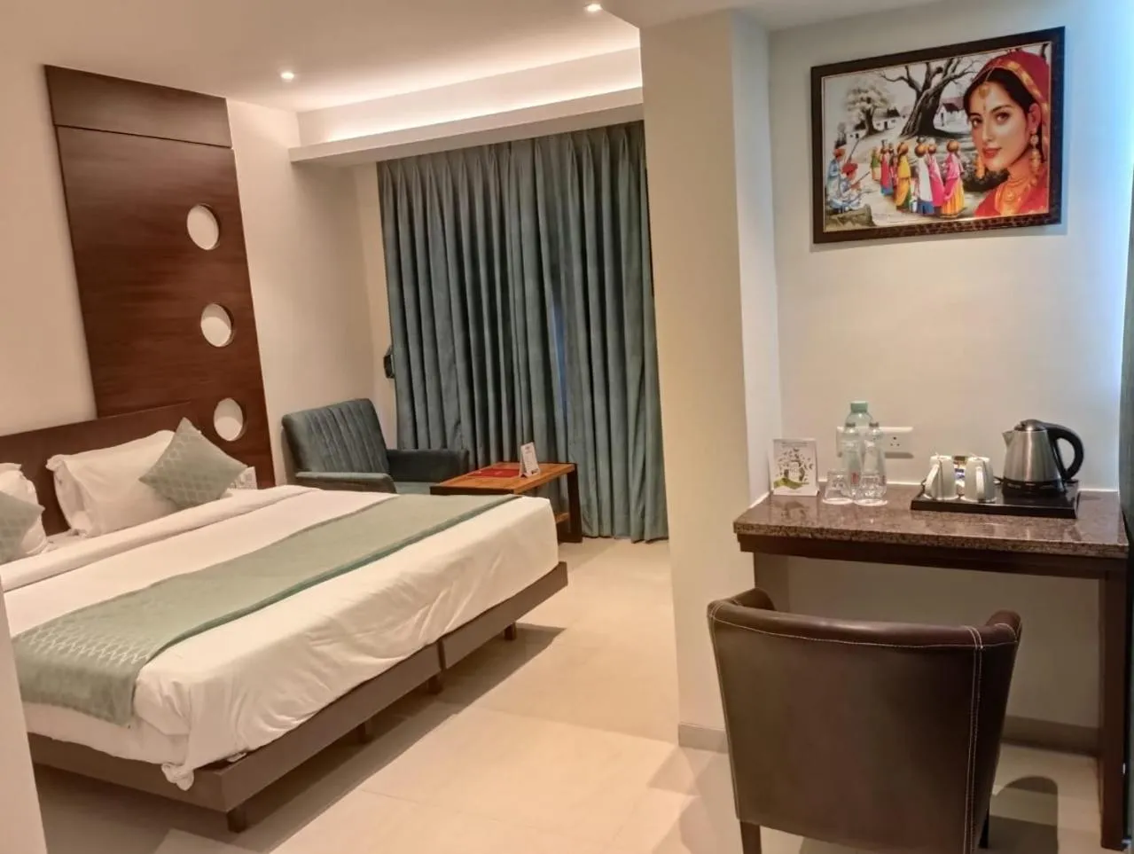 Bed in Pride Biznotel Alkapuri Near Vadodara Airport