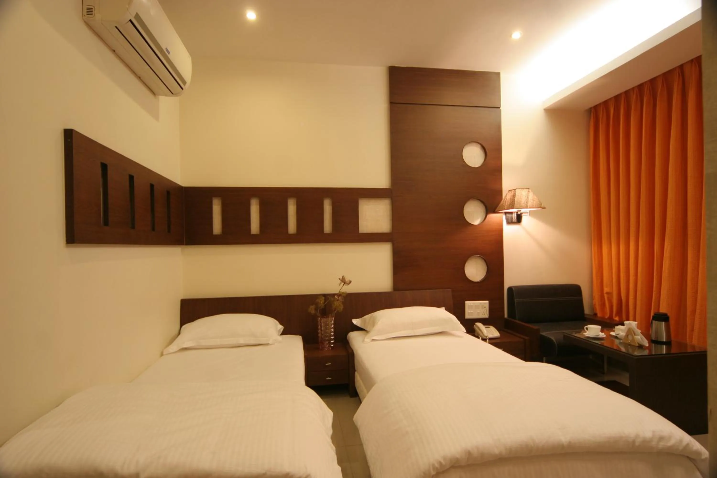 Bed in Pride Biznotel Alkapuri Near Vadodara Airport