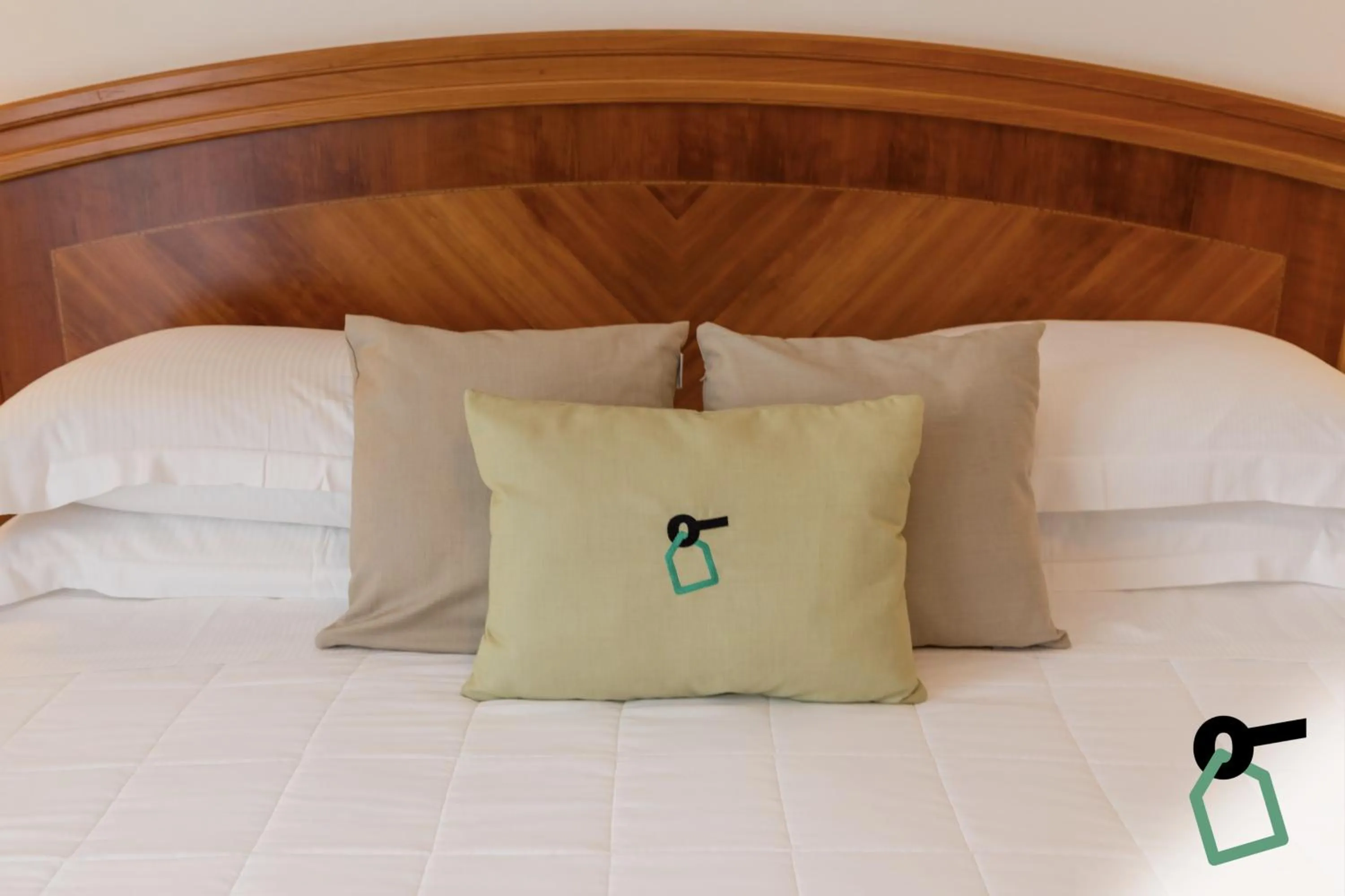 Bed in HOTIDAY Room Collection - Sorrento