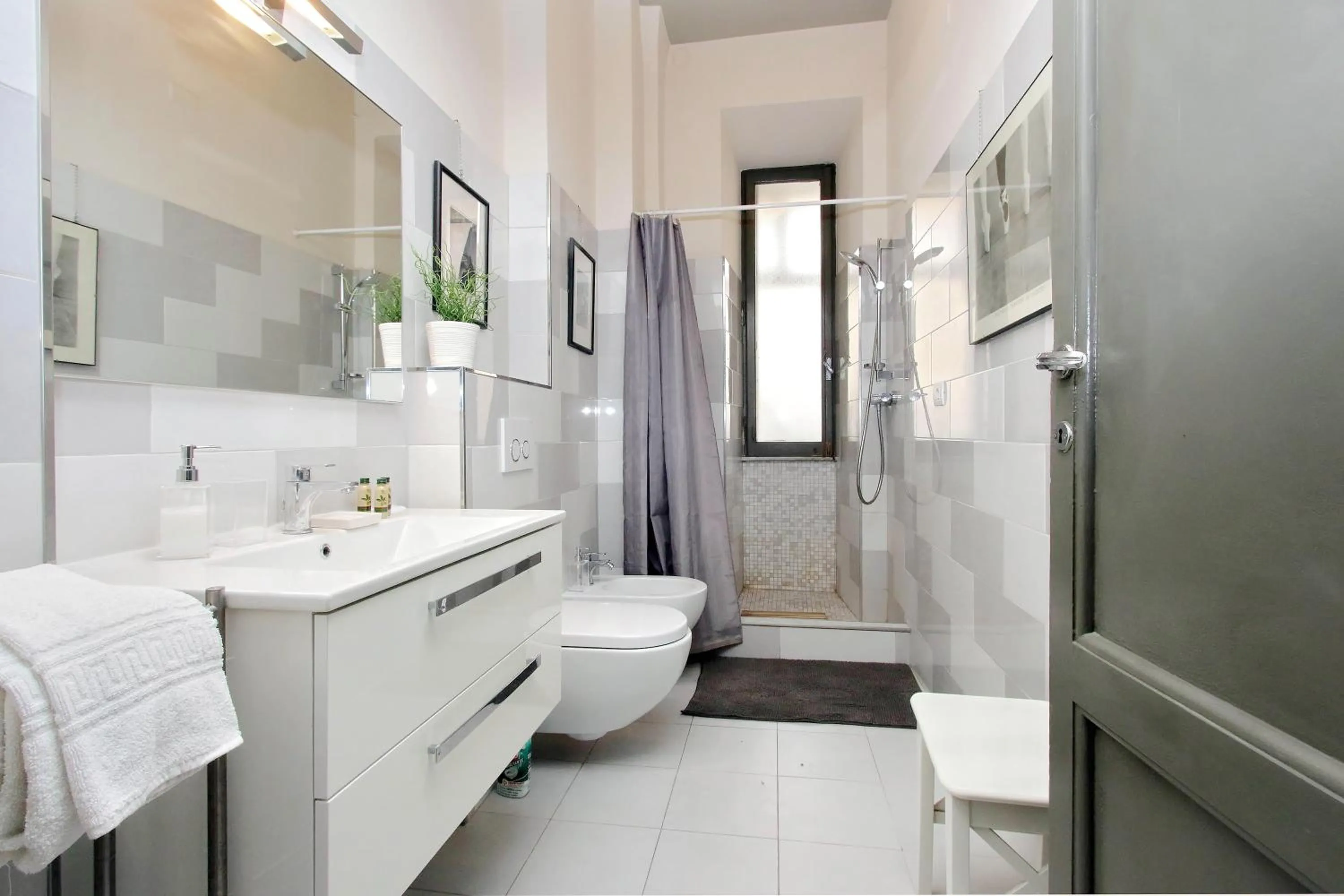 Bathroom in Montesanto apartment – near the Vatican