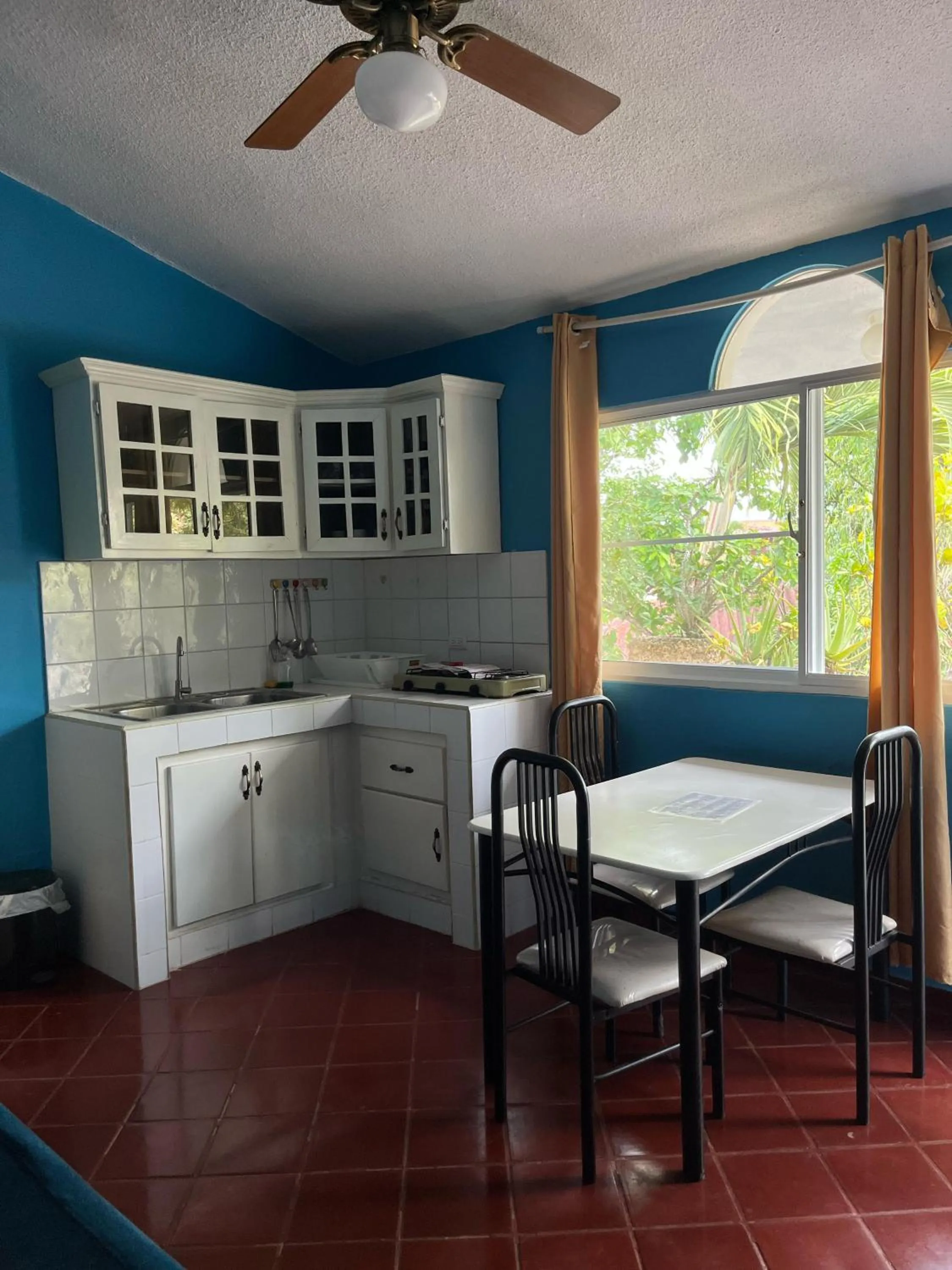 Kitchen or kitchenette in PLAYA BLANCA BED AND BREAKFAST