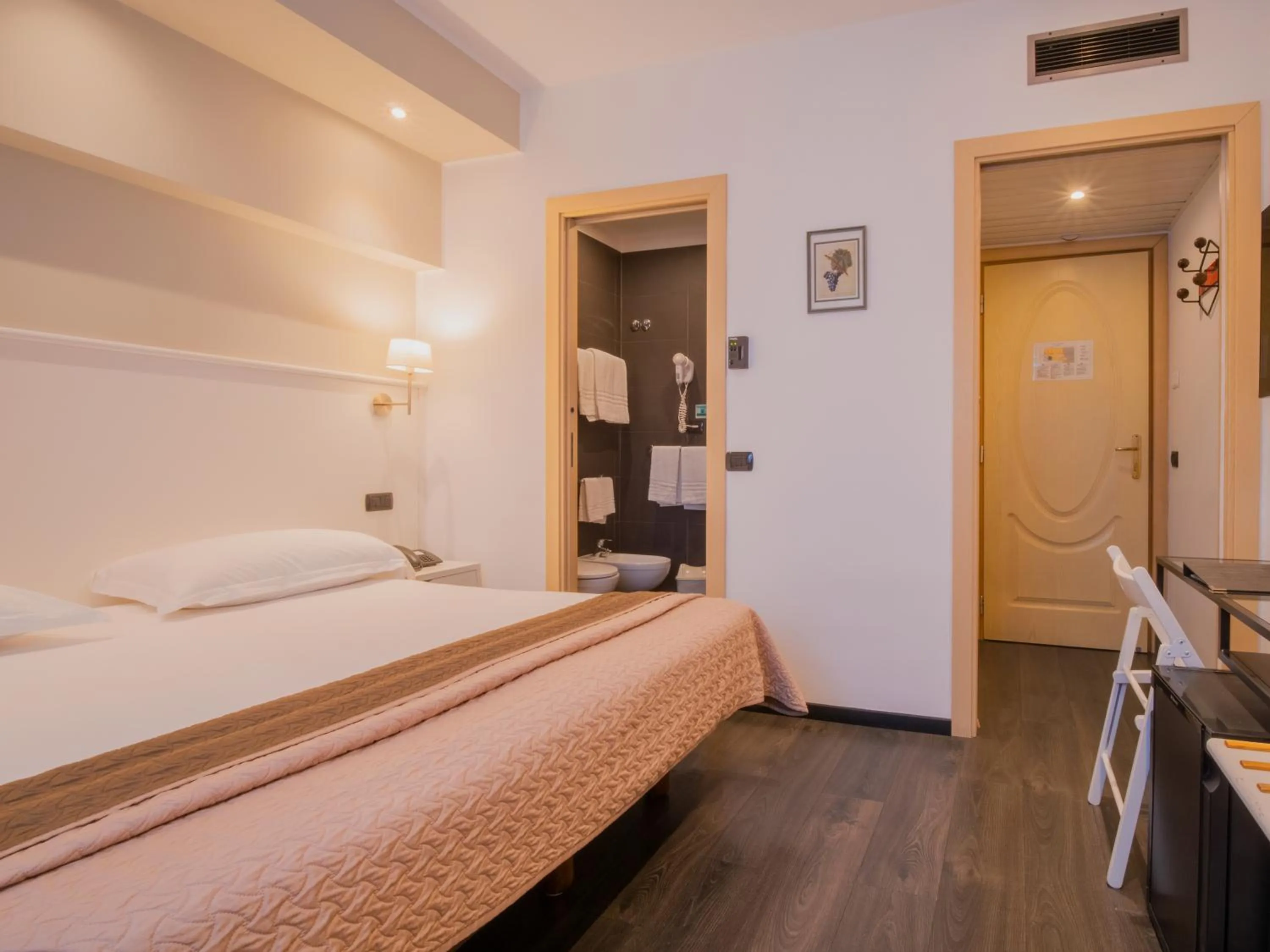 Bedroom, Bed in Hotel Central Wellness