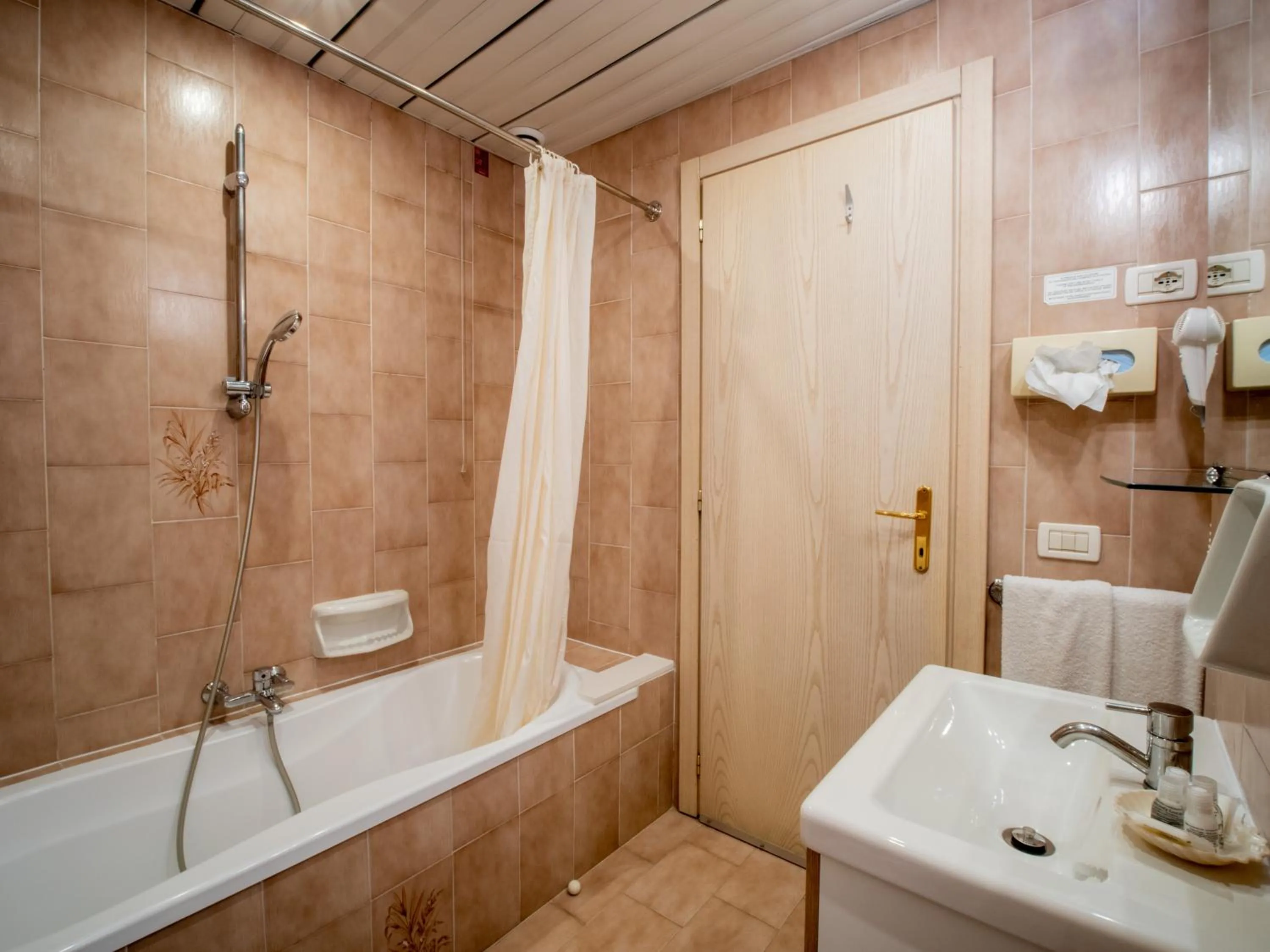 Bathroom in Hotel Central Wellness