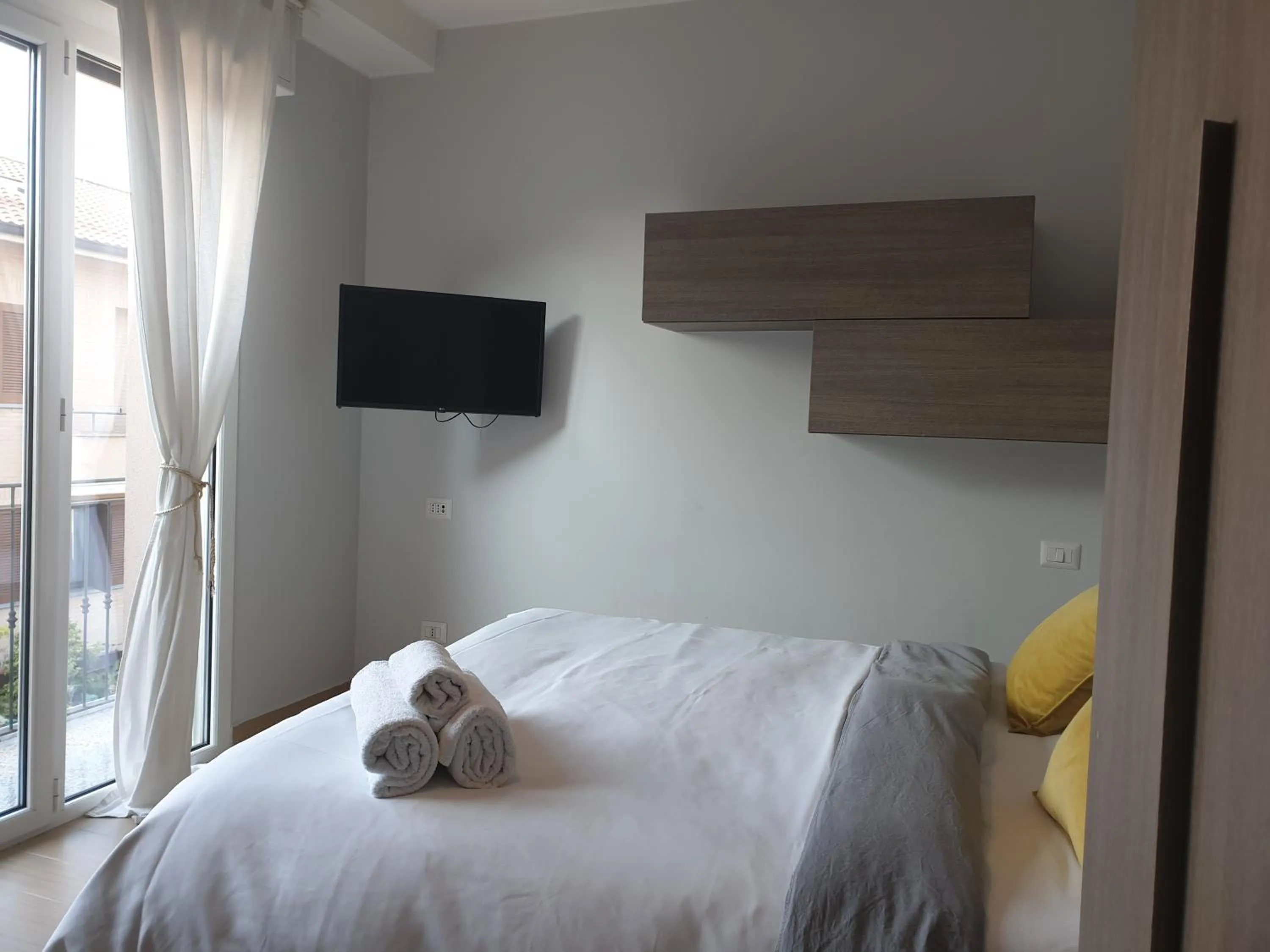 Communal lounge/ TV room, Bed in Michelangelo Apartments con parcheggio gratuito in loco e self check in