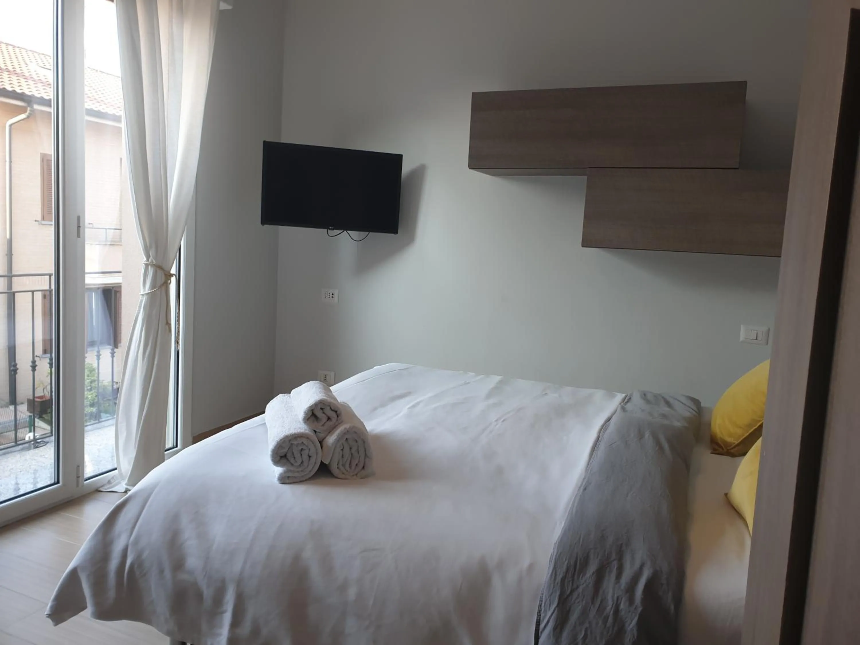 Communal lounge/ TV room, Bed in Michelangelo Apartments con parcheggio gratuito in loco e self check in