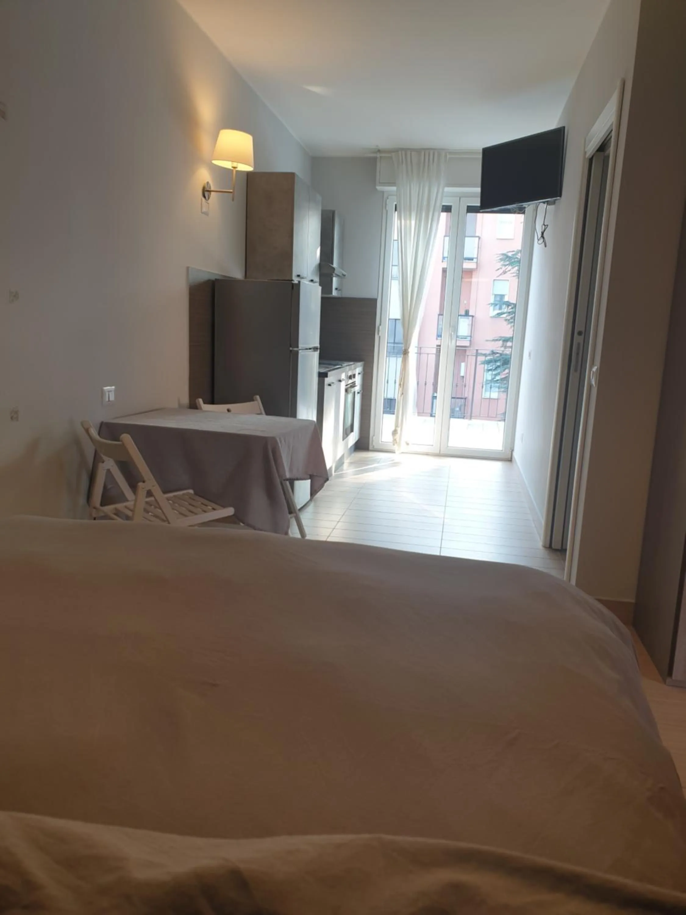 Communal lounge/ TV room, Bed in Michelangelo Apartments con parcheggio gratuito in loco e self check in