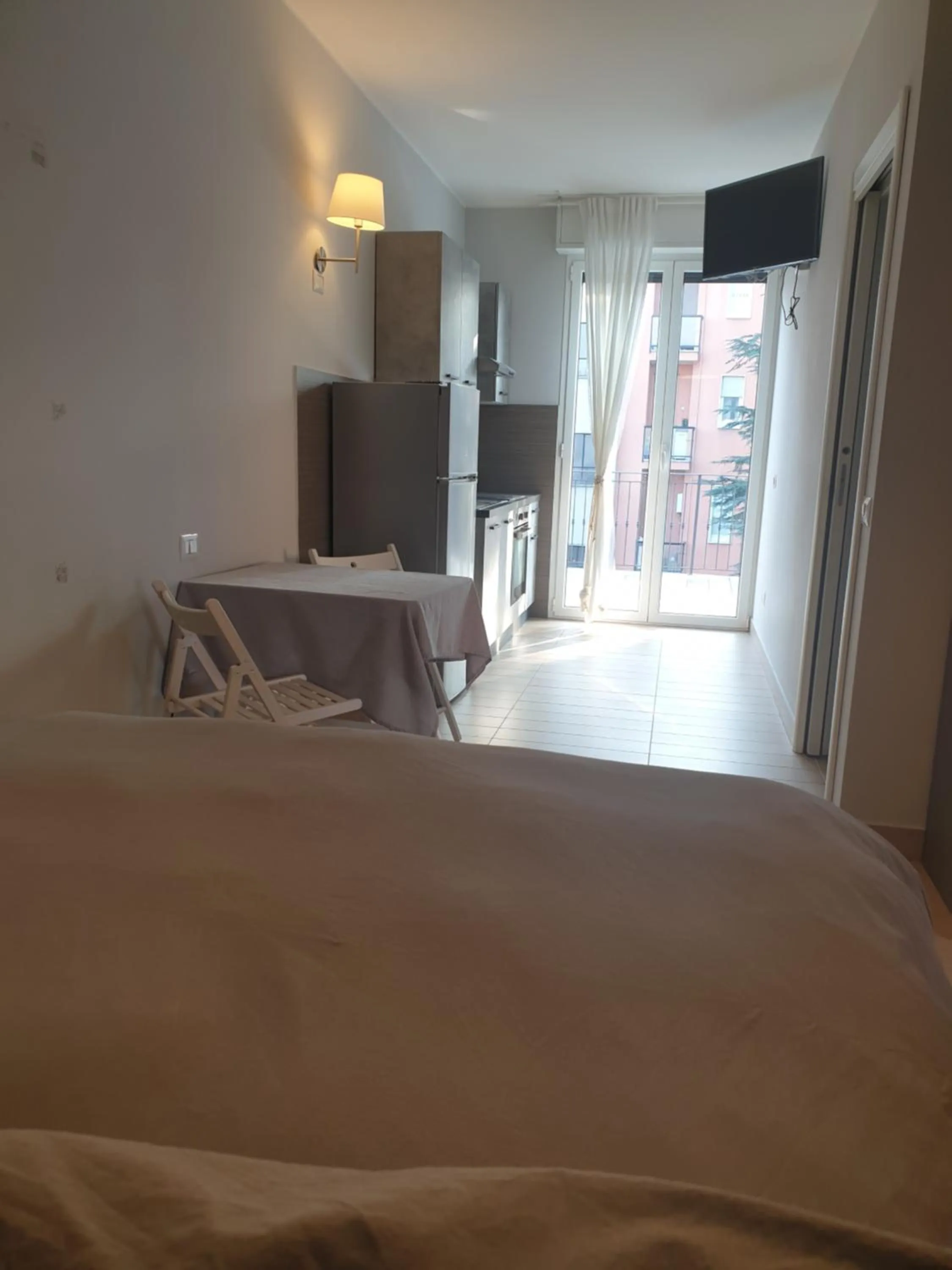 Communal lounge/ TV room, Bed in Michelangelo Apartments con parcheggio gratuito in loco e self check in